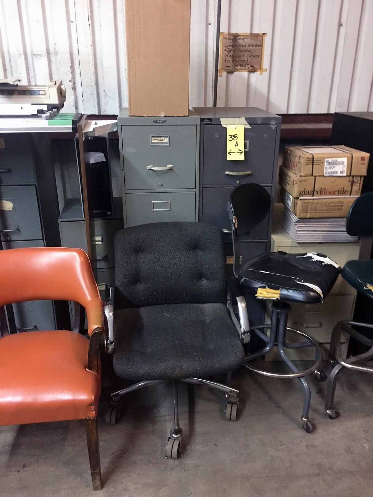 LOT OF OFFICE FURNITURE