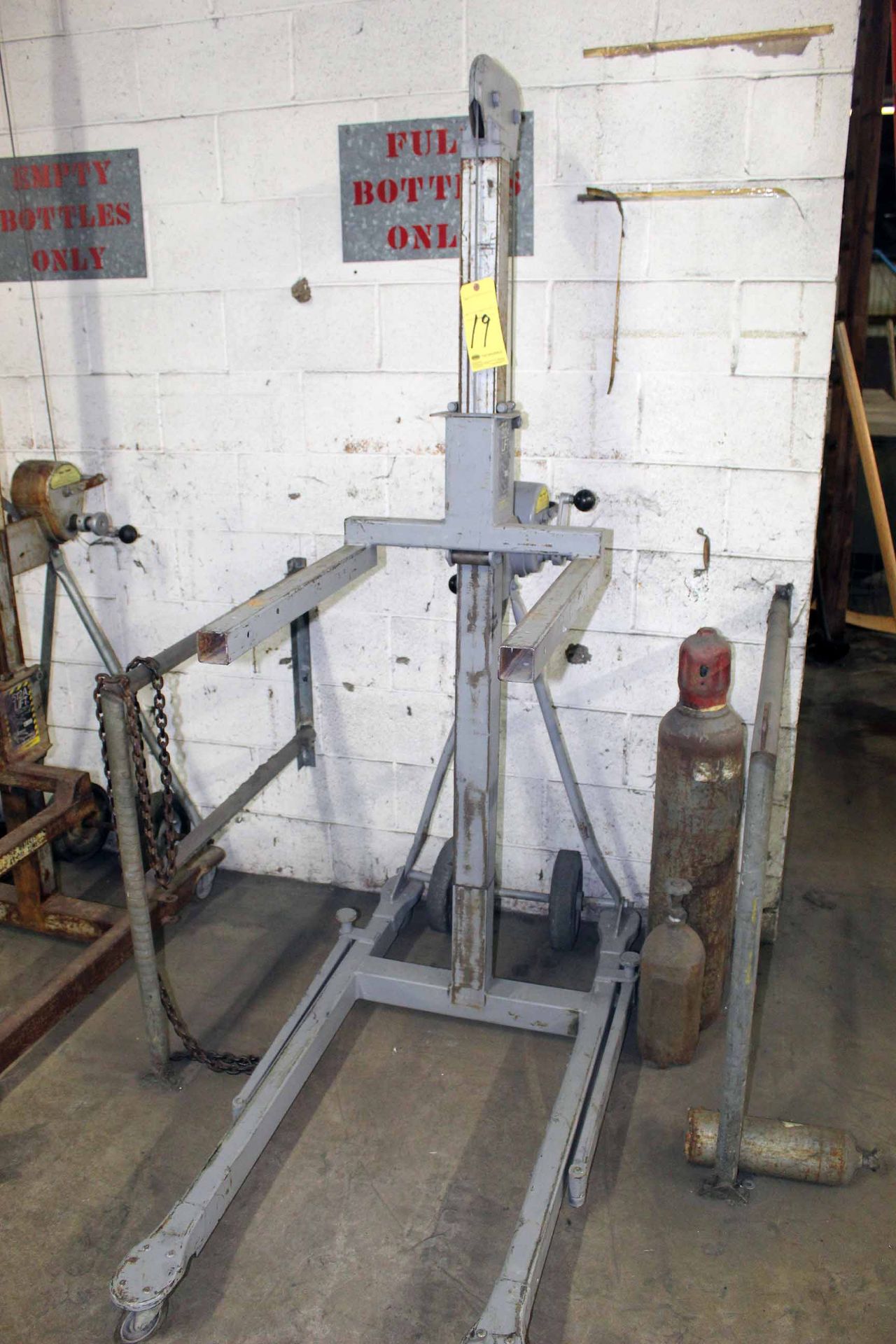 MATERIAL LIFT, VERMETTE MACHINE CO., manually operated