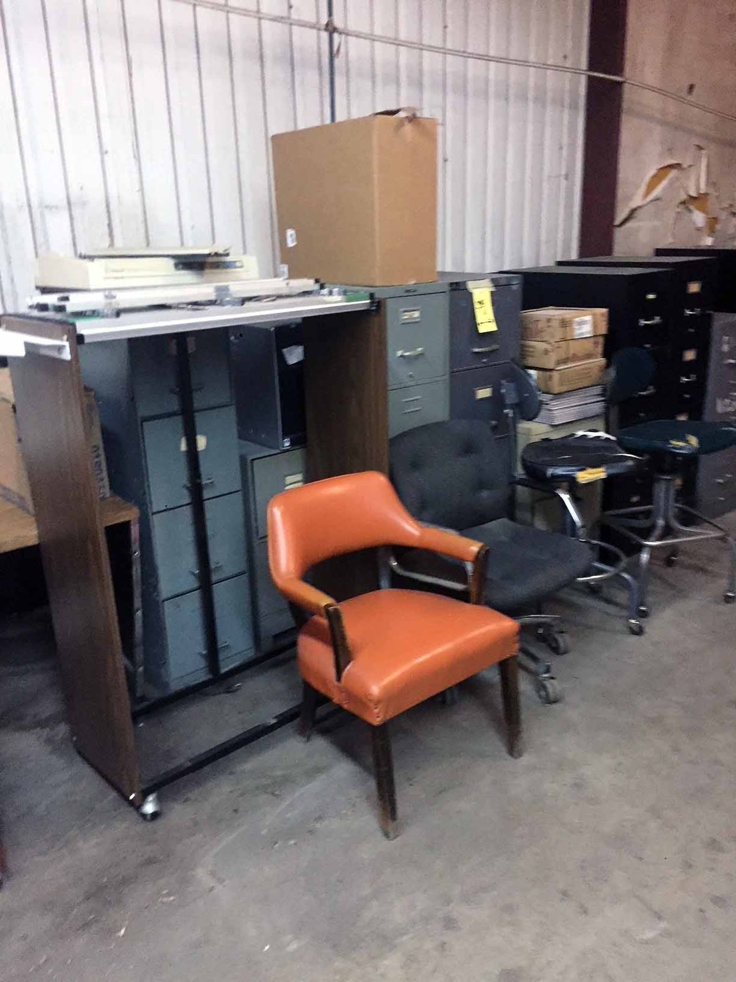 LOT OF OFFICE FURNITURE - Image 3 of 12