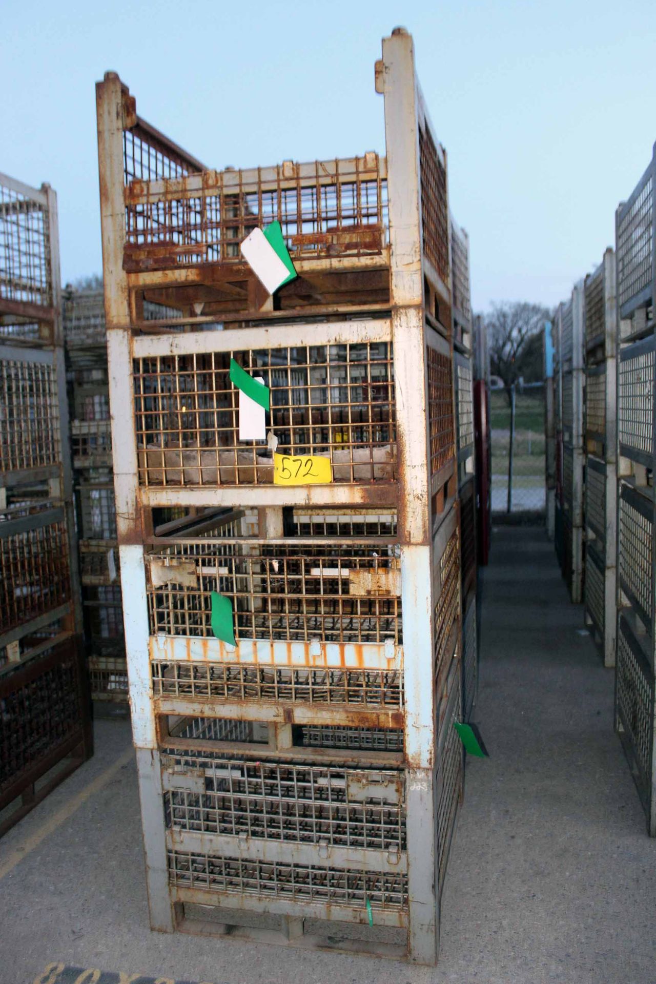 LOT OF STACKABLE WIRE MESH BASKETS