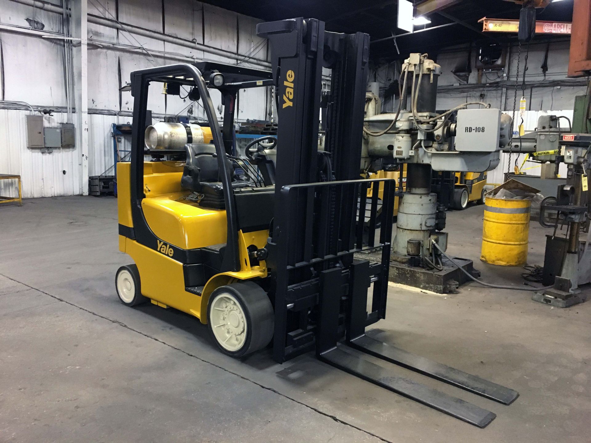 FORKLIFT, YALE 8,000-LB. BASE CAP. MDL. GLC080, new 2014, 94" triple stage mast, 204" lift ht., LPG, - Image 4 of 6