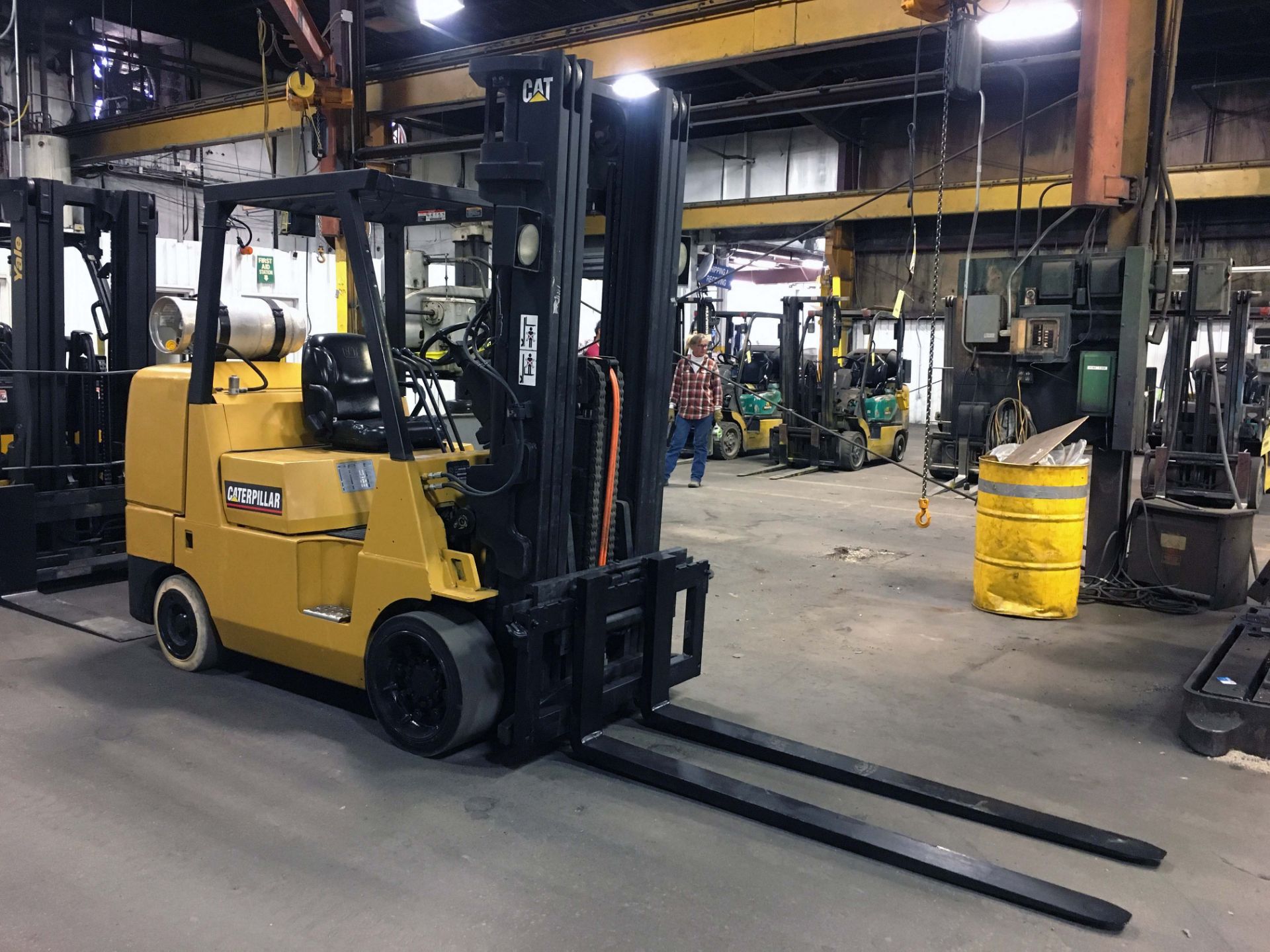 FORKLIFT, CAT 10,000-LB. BASE CAP. MDL. GC45KS1, LPG, 100" triple stage mast, 210" lift ht., cushion - Image 4 of 7