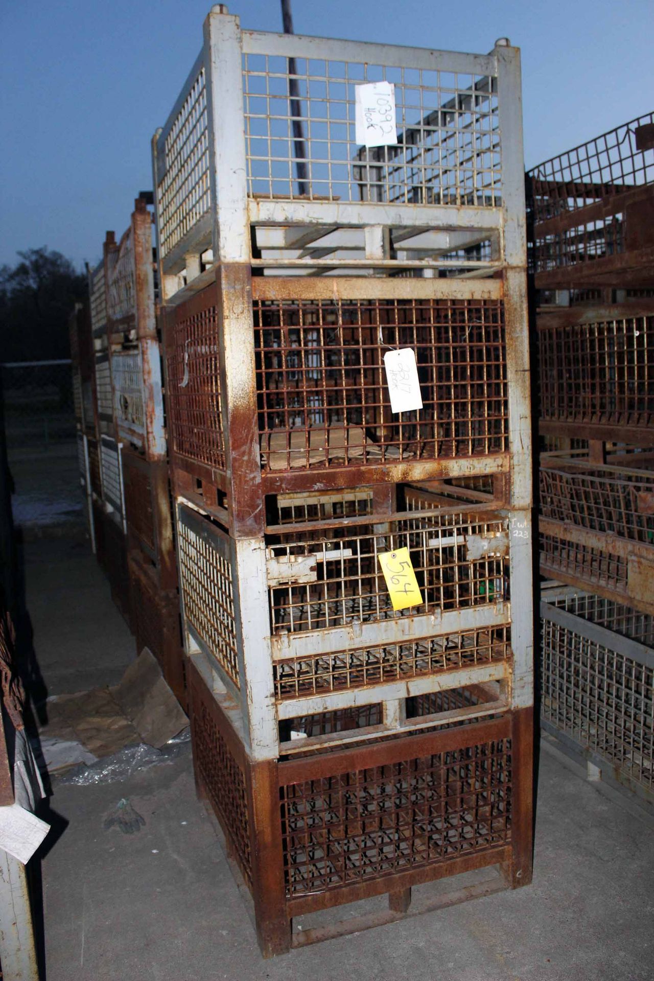 LOT OF STACKABLE WIRE MESH BASKETS