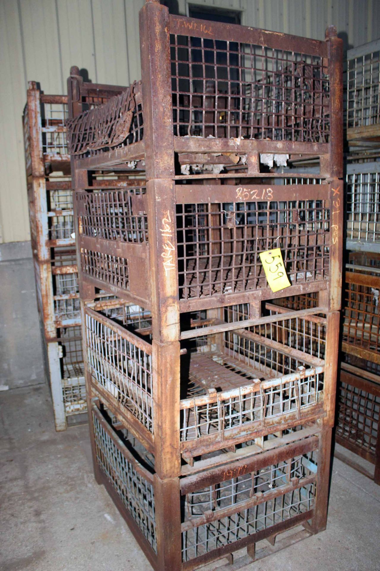 LOT OF STACKABLE WIRE MESH BASKETS