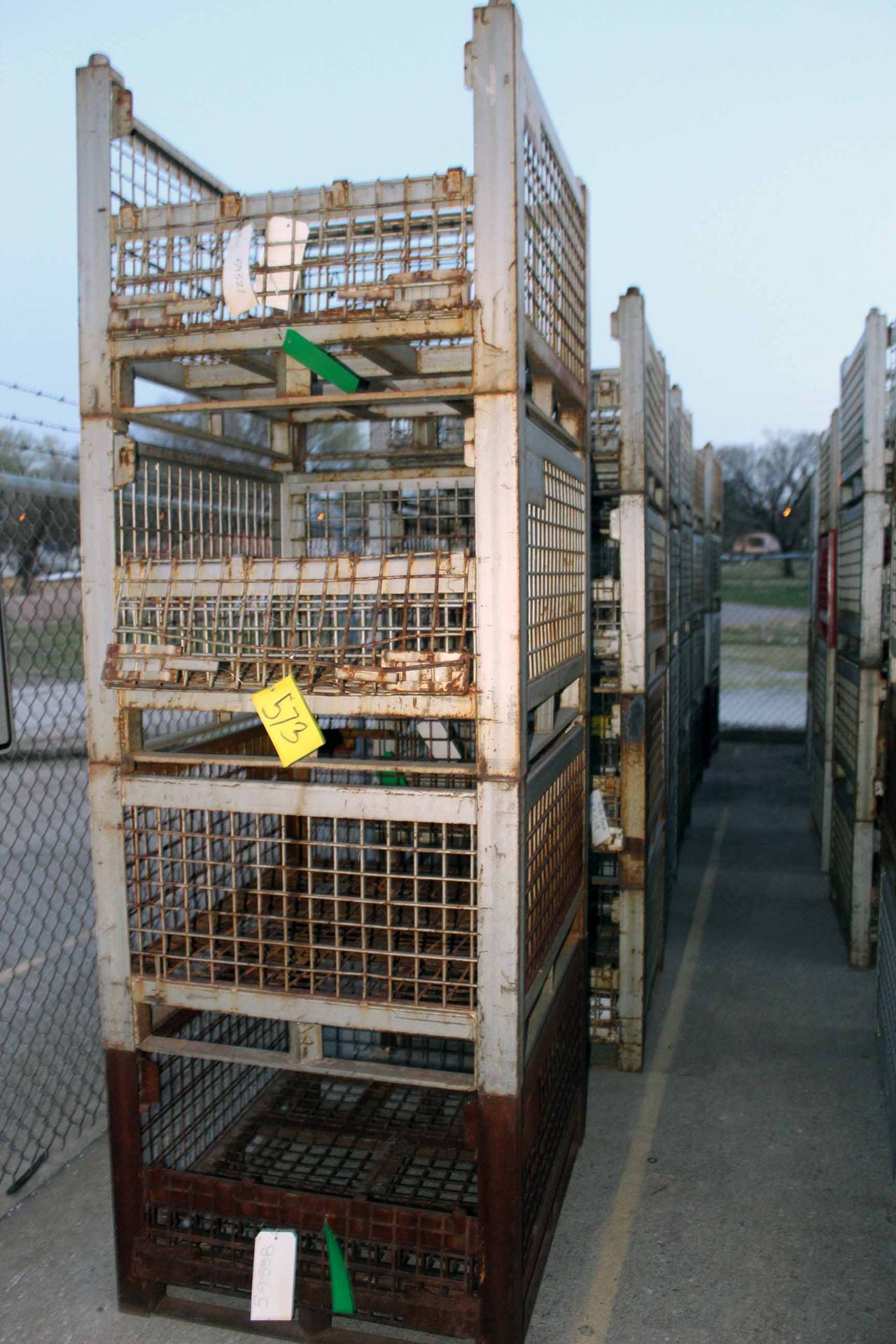 LOT OF STACKABLE WIRE MESH BASKETS