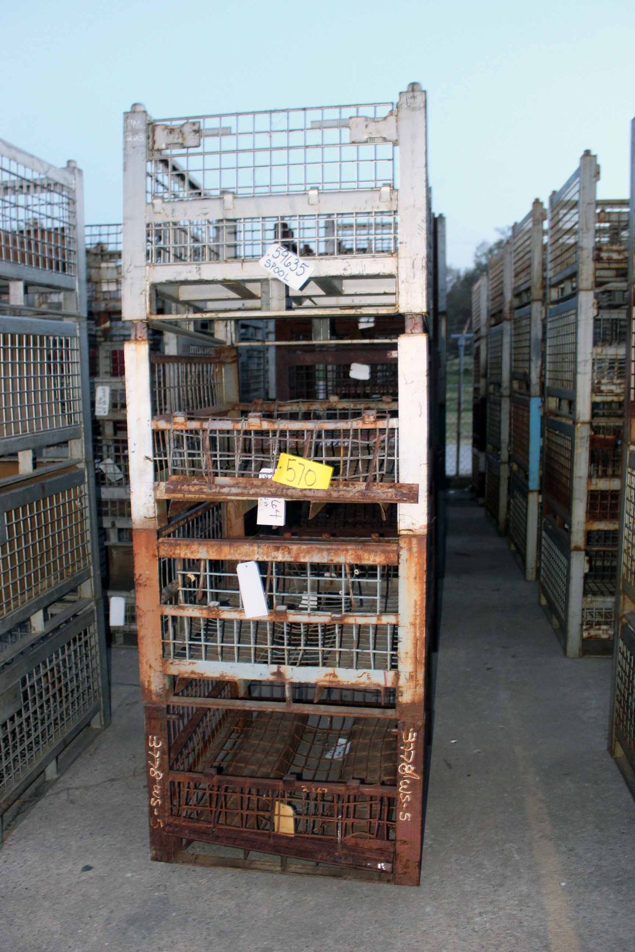 LOT OF STACKABLE WIRE MESH BASKETS