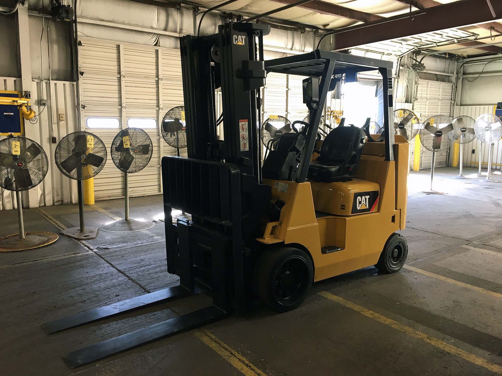 FORKLIFT, CAT 8,000-LB. BASE CAP. MDL. GC40K, new 2015, 93" triple stage mast, 201" lift ht., side