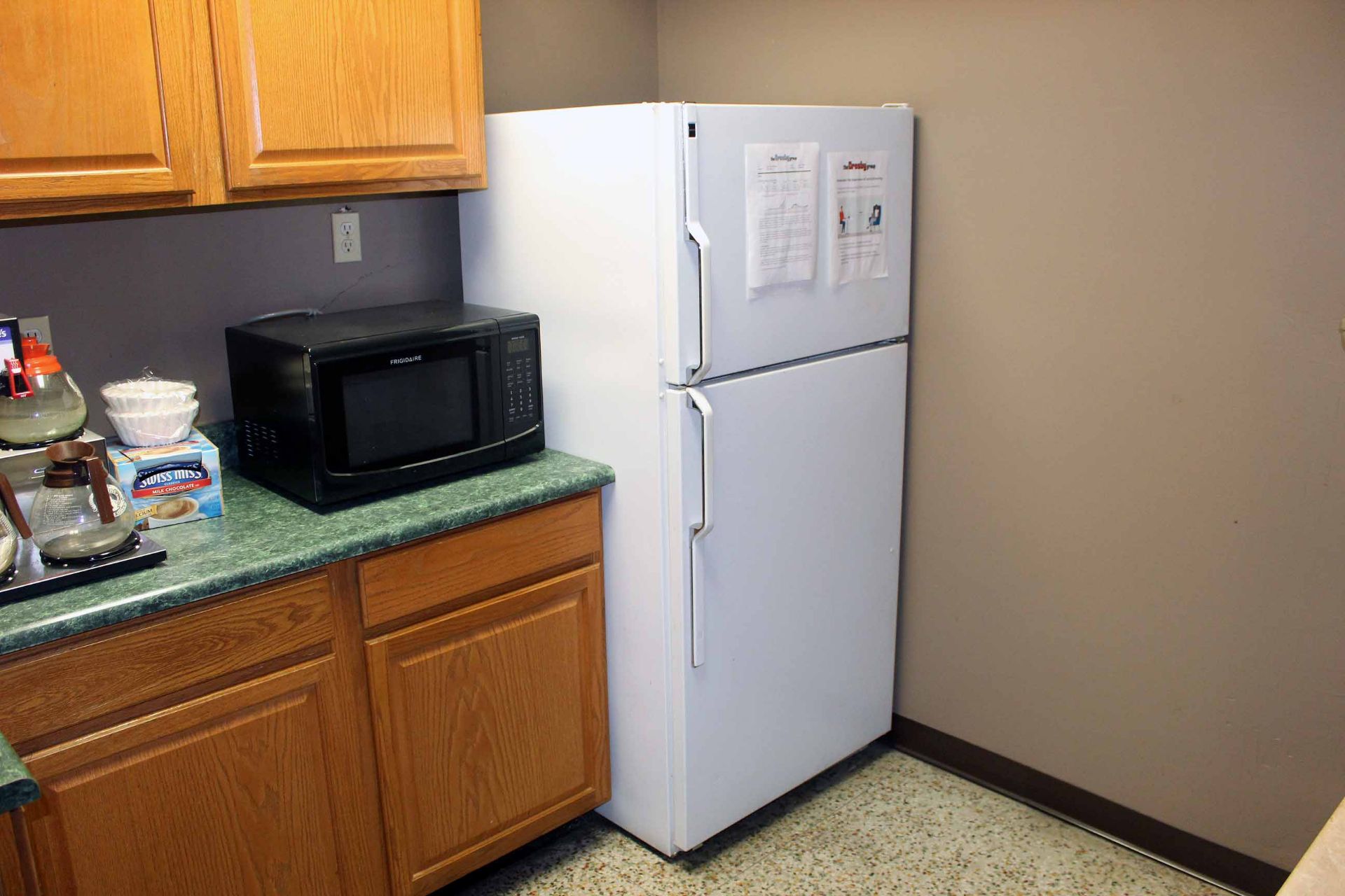 LOT CONTENTS OF KITCHEN: refrigerator, microwave