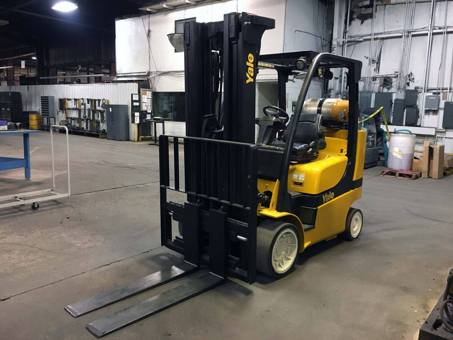 FORKLIFT, YALE 8,000-LB. BASE CAP. MDL. GLC080, new 2014, 94" triple stage mast, 204" lift ht., LPG,