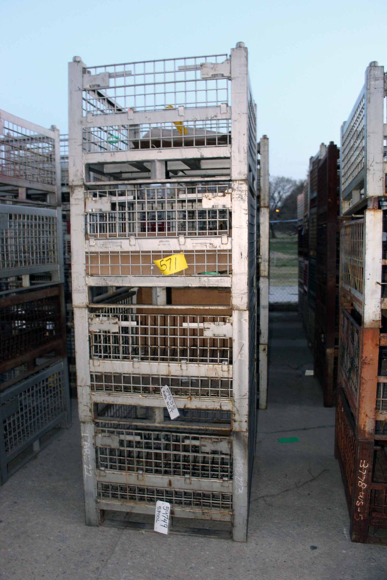 LOT OF STACKABLE WIRE MESH BASKETS