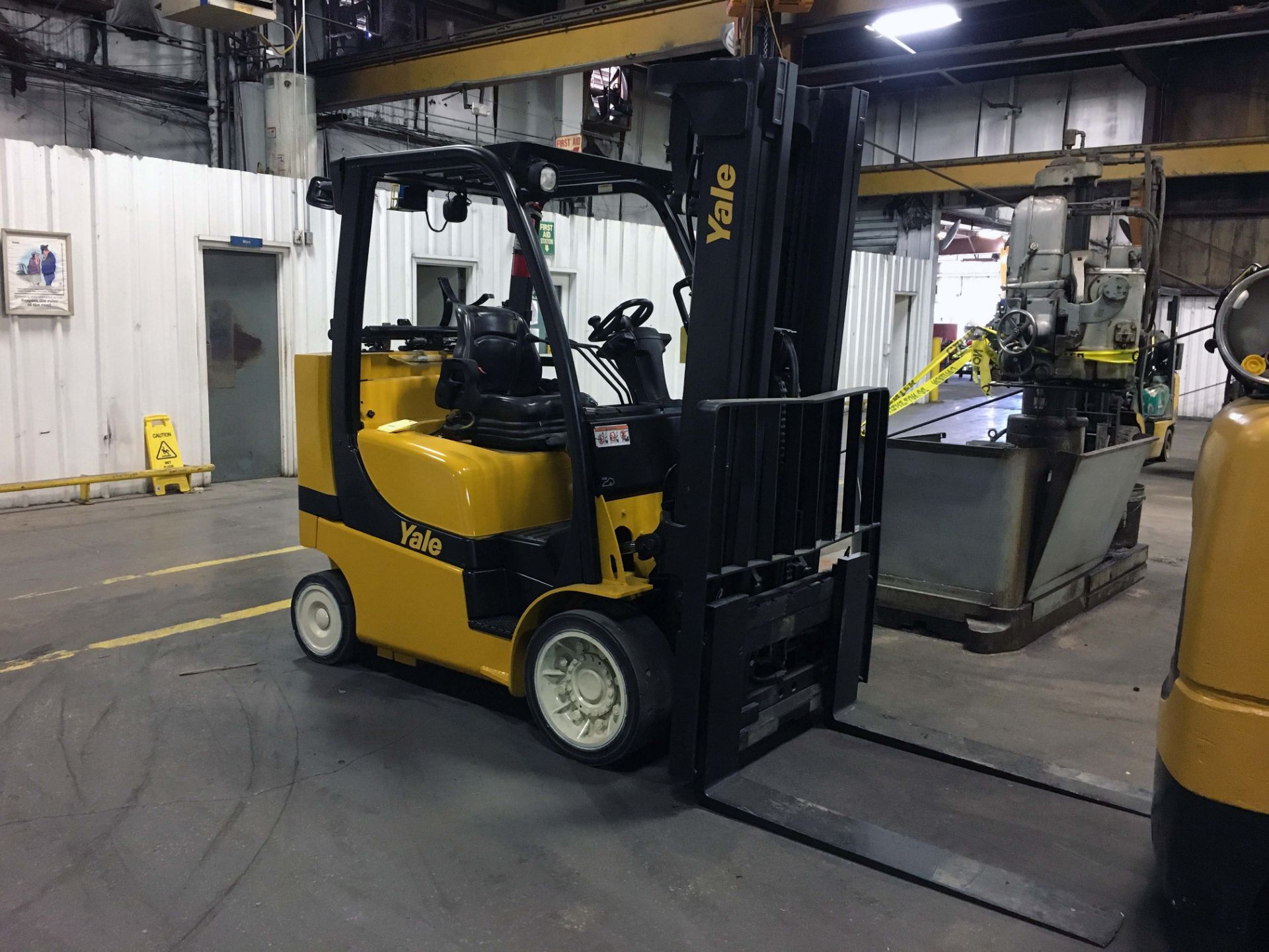 FORKLIFT, YALE 8,000-LB. BASE CAP. MDL. GLC080, new 2014, 94" triple stage mast, 204" lift ht., LPG, - Image 4 of 7