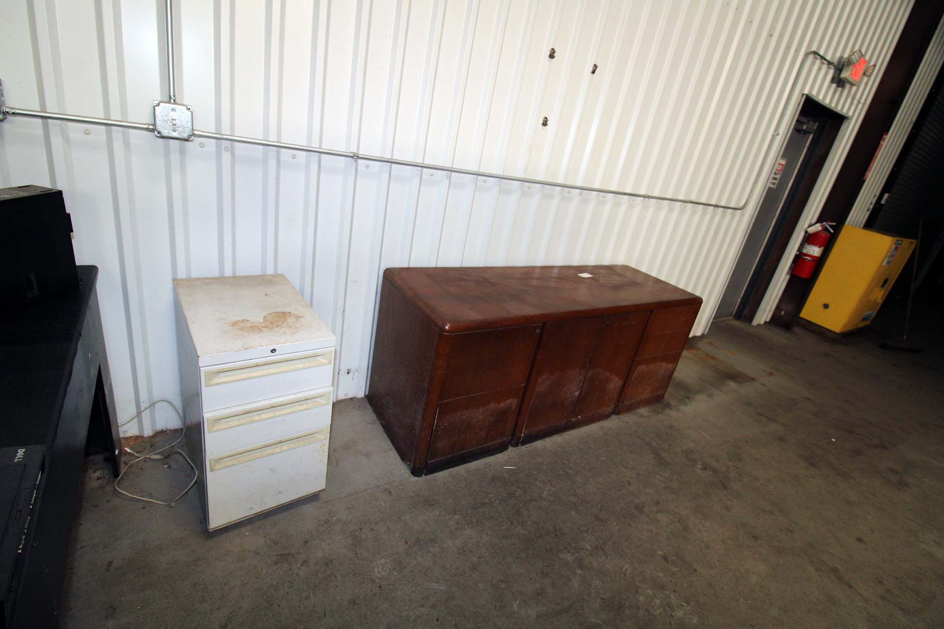 LOT OF OFFICE FURNITURE: (2) desks, monitors, printer, file cabinet & chairs - Image 5 of 5