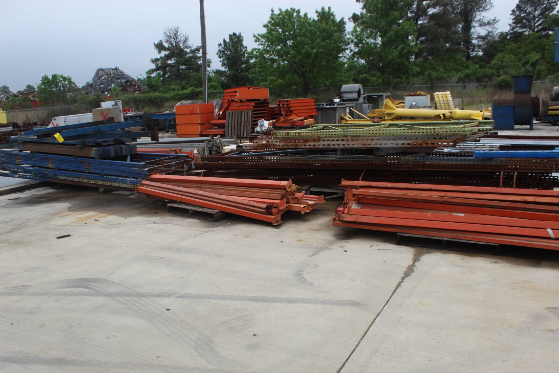 LOT OF PALLET RACK, large lot, over 30 uprights, over 90 cross sections, over 20 mesh insert - Image 3 of 4