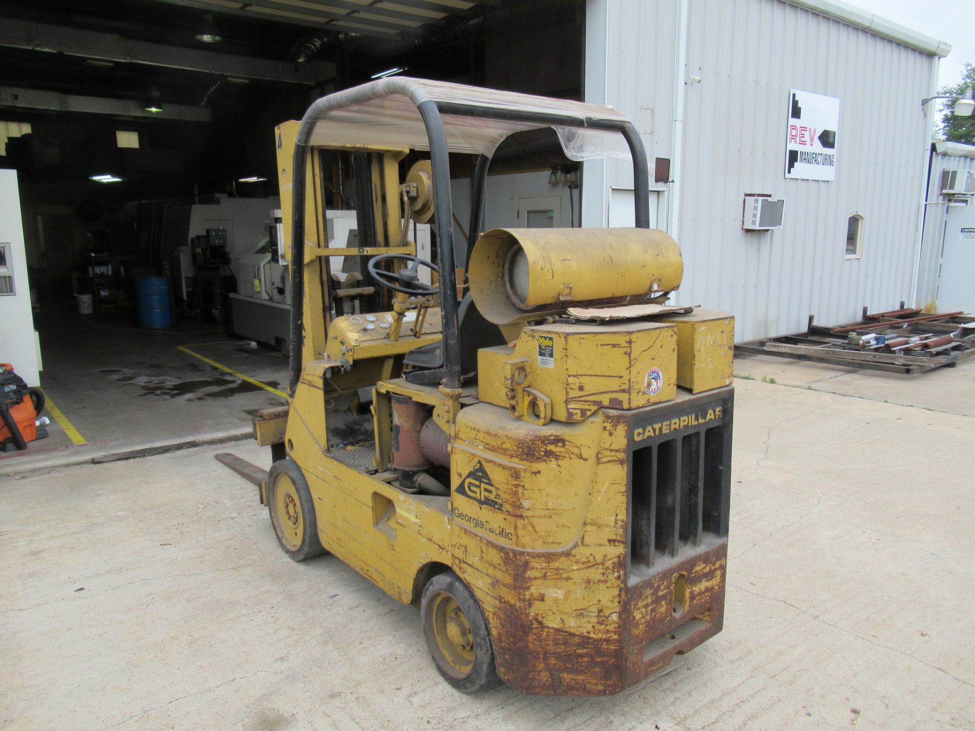 FORKLIFT, CATERPILLAR MDL. T70C, 8,000 LB. CAP. w / counter weight, 3-stage mast, 196" lift ht. - Image 2 of 7