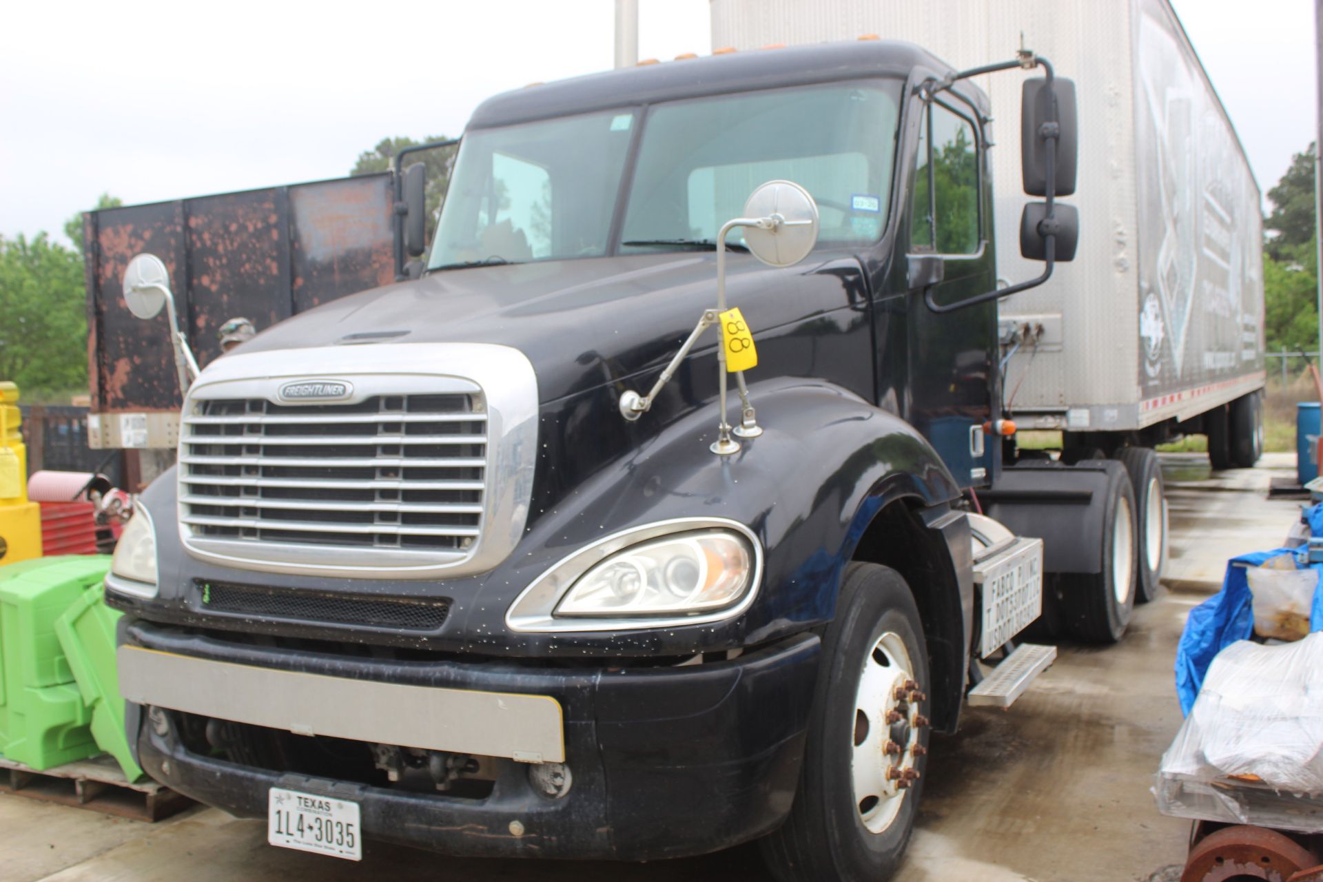 TRUCK TRACTOR, FREIGHTLINER, dual axle, sgl. Cab., 10-spd., diesel, Odo: 372,490 (Location 1: Fabco