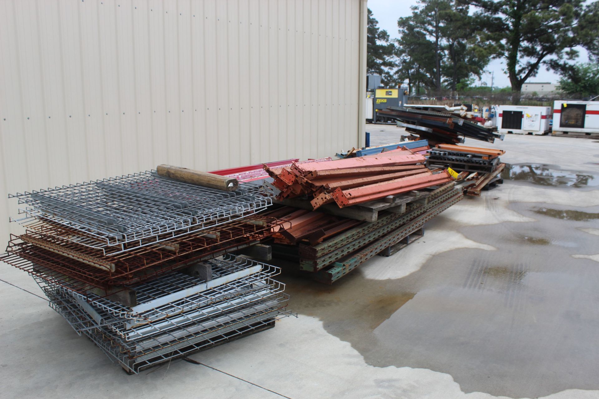 LOT OF PALLET RACK, large lot, over 30 uprights, over 90 cross sections, over 20 mesh insert - Image 2 of 4