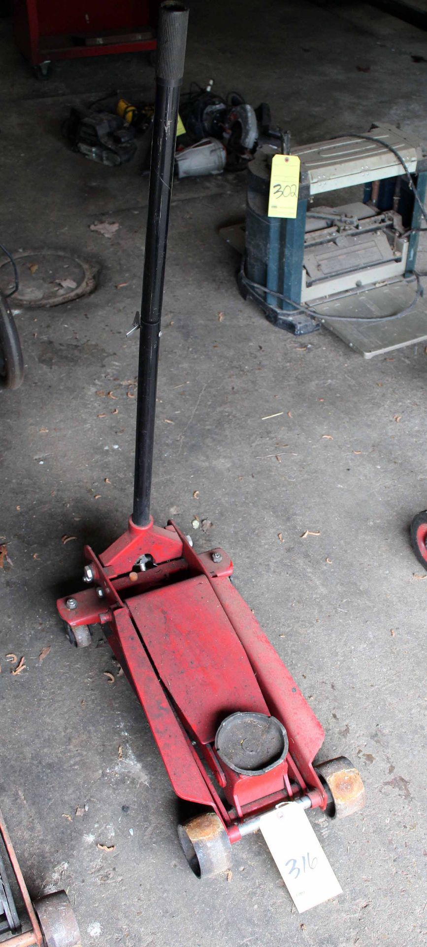 HYDRAULIC FLOOR JACK (Location 9: Unisert Multiwall Systems, 13295 Rocky Road, Conroe, TX 77306)