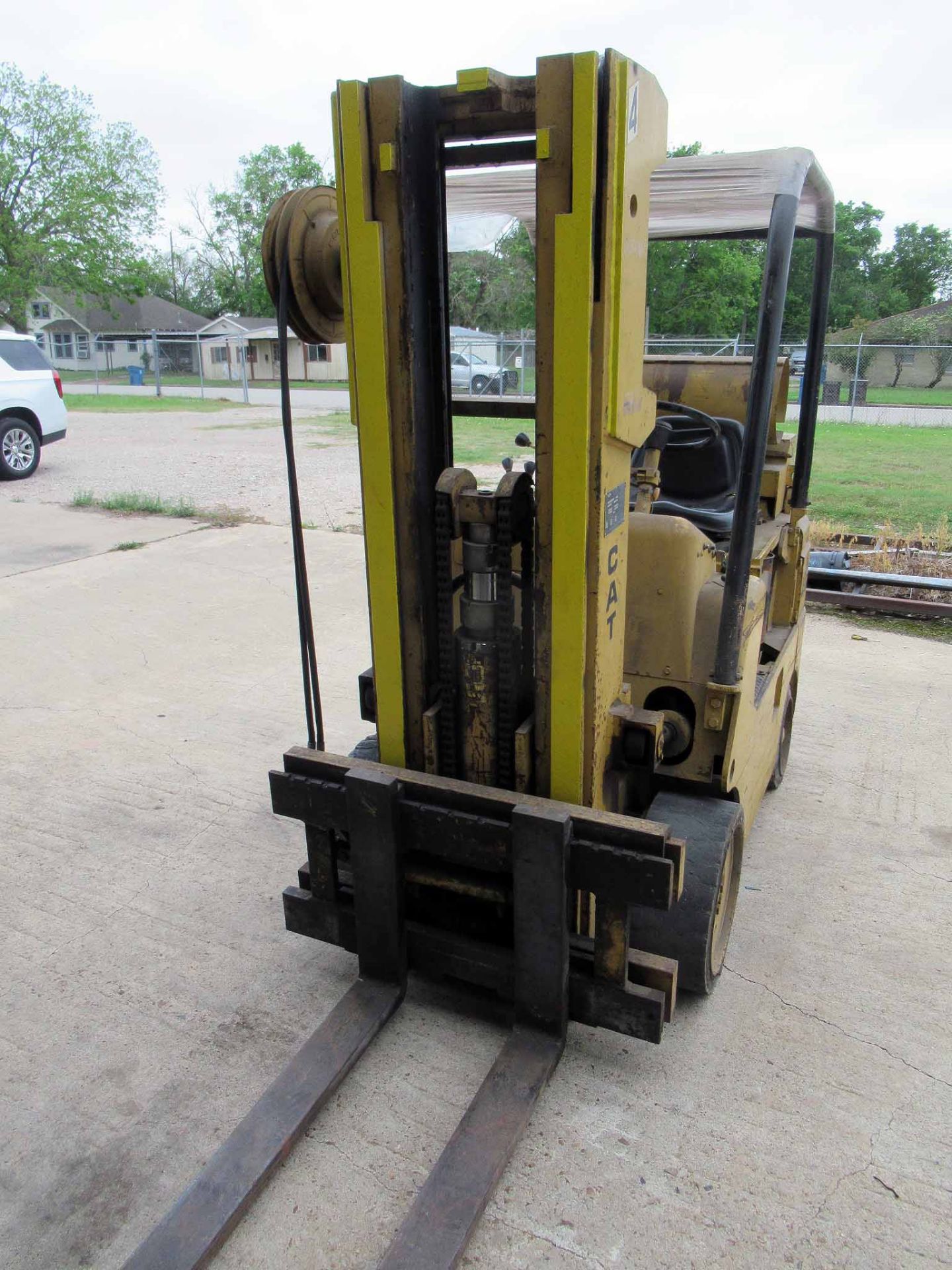 FORKLIFT, CATERPILLAR MDL. T70C, 8,000 LB. CAP. w / counter weight, 3-stage mast, 196" lift ht. - Image 5 of 7