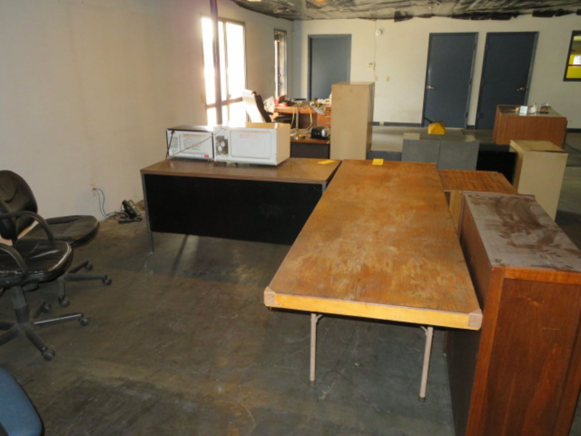 LOT OF OFFICE FURNITURE: desk, long table, (4) chairs, (2) filing cases - Image 4 of 5