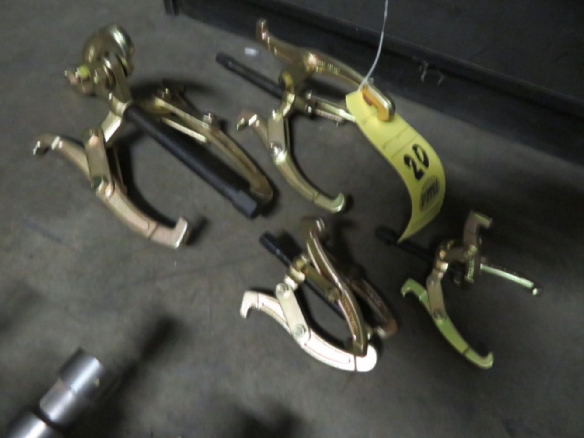 LOT OF GEAR PULLERS (4), assorted