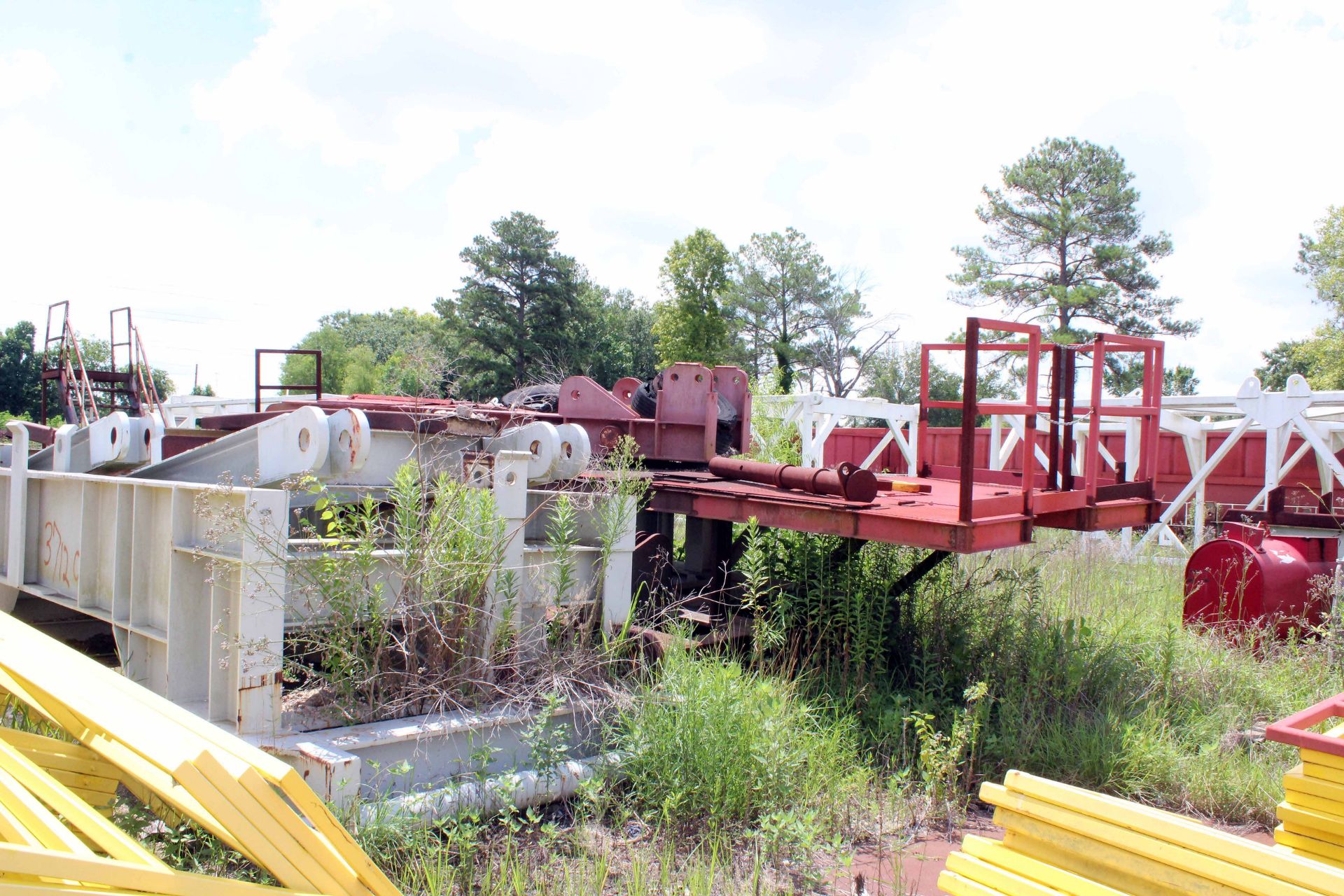 DSII 1000K CRANELESS HYDRAULICALLY RAISED SELRig MAST, 147' ht., 13' leg spread, 1,000,000 lb. - Image 8 of 8