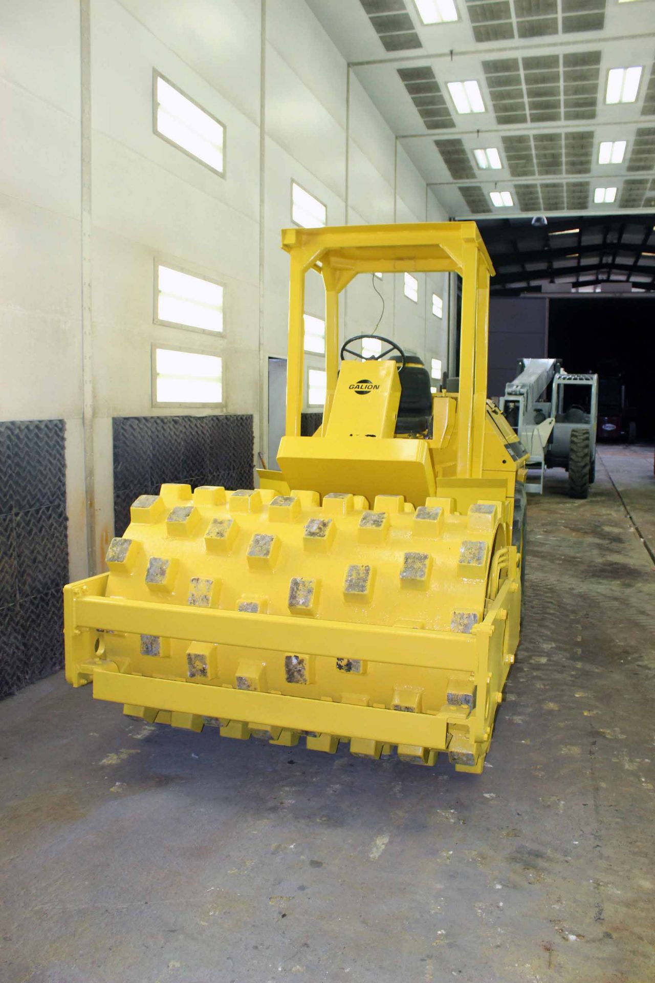 VIBRATORY SOIL COMPACTOR, GALION MDL. PD66A ARTICULATED, S/N Y4300102U490534 (Located at: 11700 - Image 2 of 4