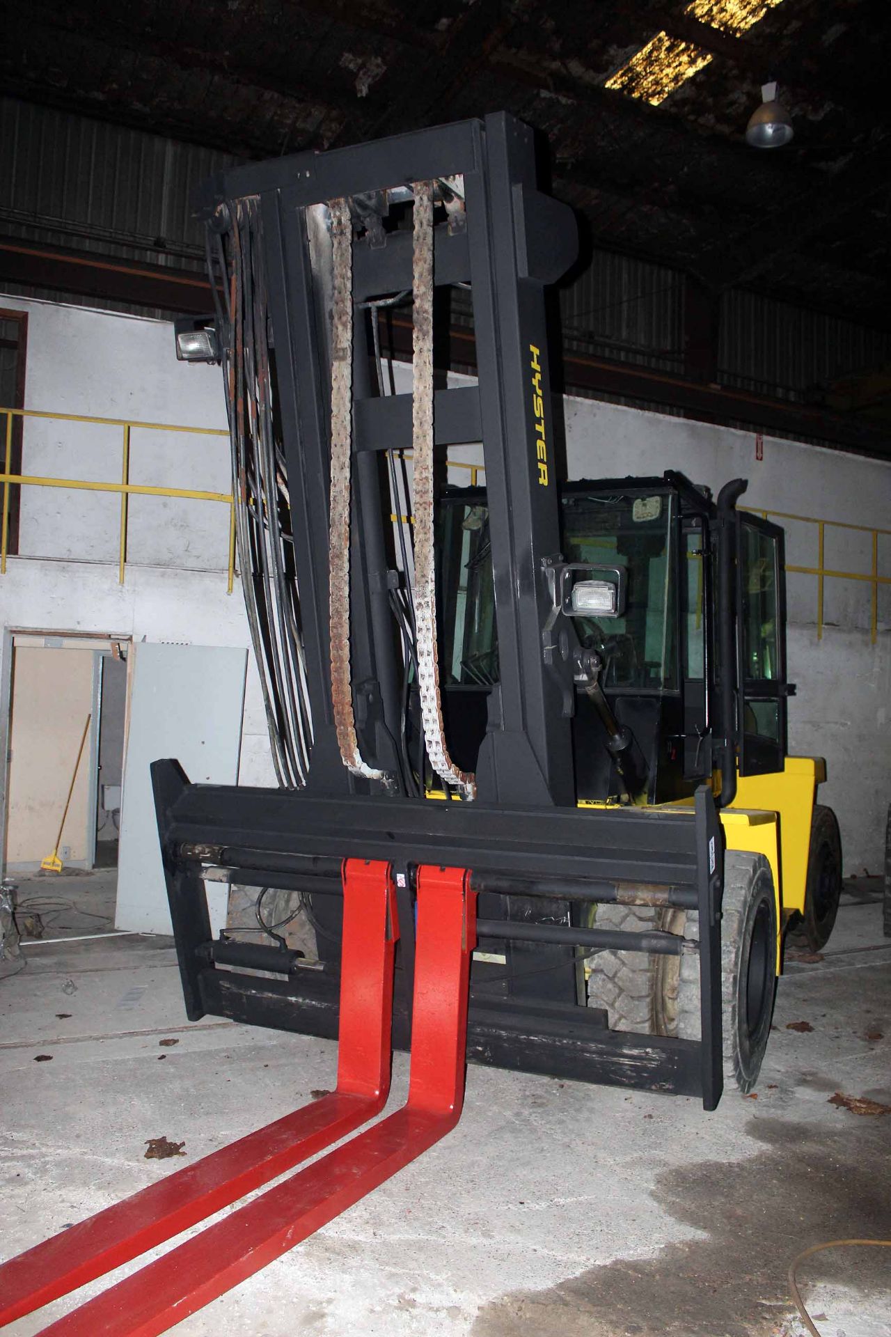 FORKLIFT, HYSTER 33,000 LB. BASE CAP. MDL. H330XL2, 29,300 lb. cap. as equipped, 2-stage mast, 8’ - Image 2 of 4