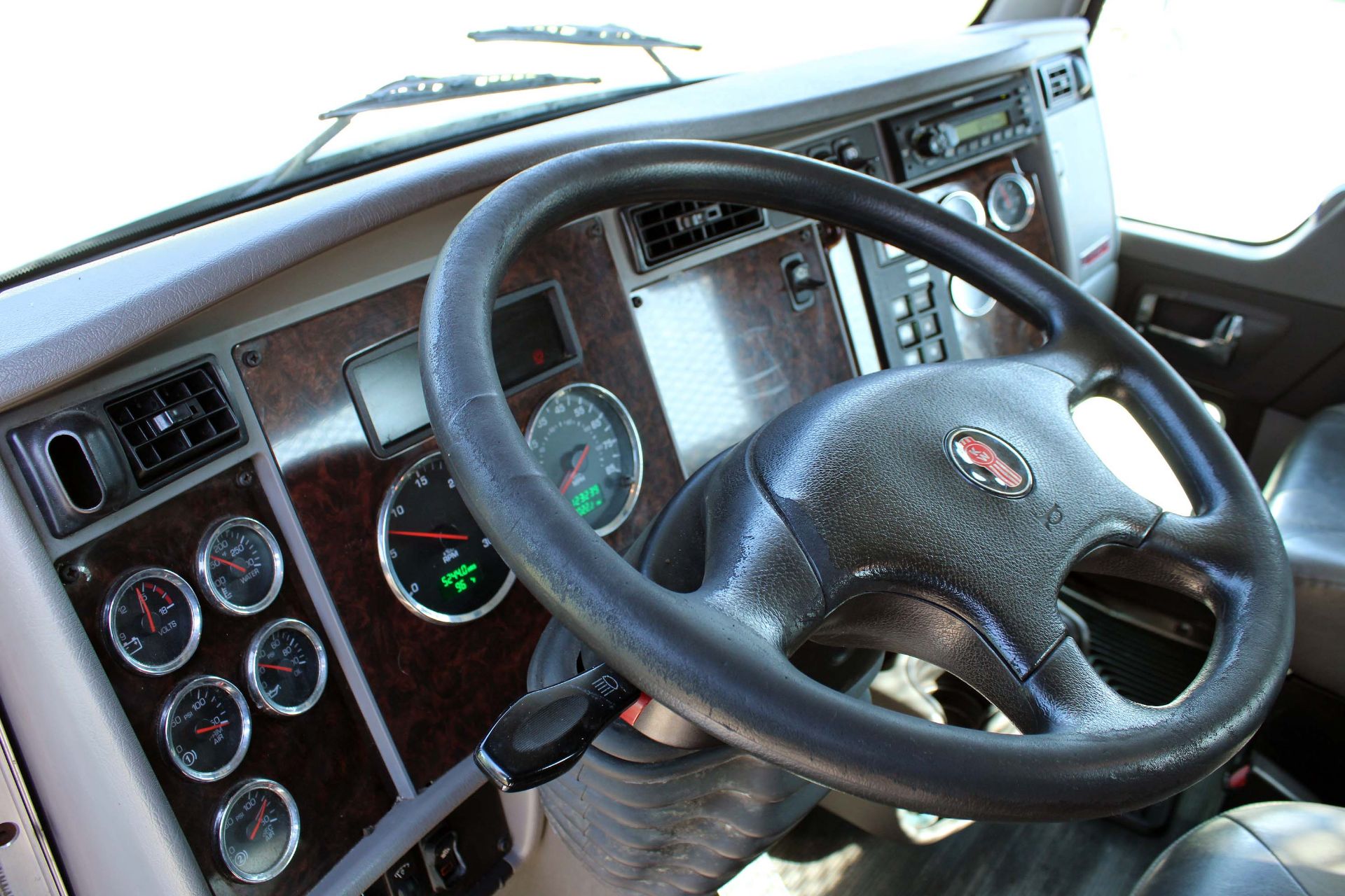 FLATBED TRUCK, 2012 KENWORTH, 26,000 lb. G.V.W.R., Perkins diesel engine, 24’ diamond plate bed w/ - Image 7 of 10