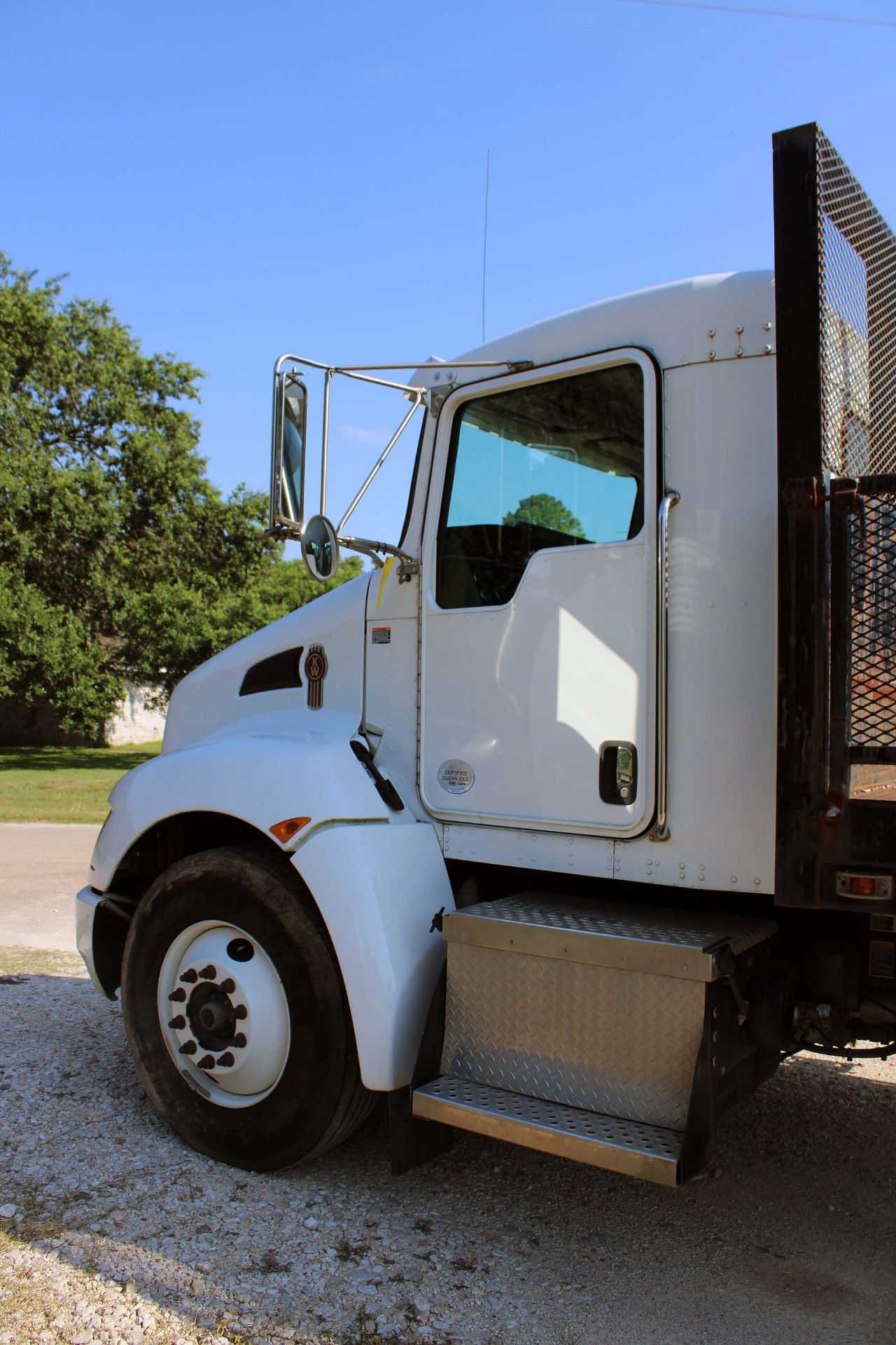 FLATBED TRUCK, 2012 KENWORTH, 26,000 lb. G.V.W.R., Perkins diesel engine, 24’ diamond plate bed w/ - Image 5 of 10