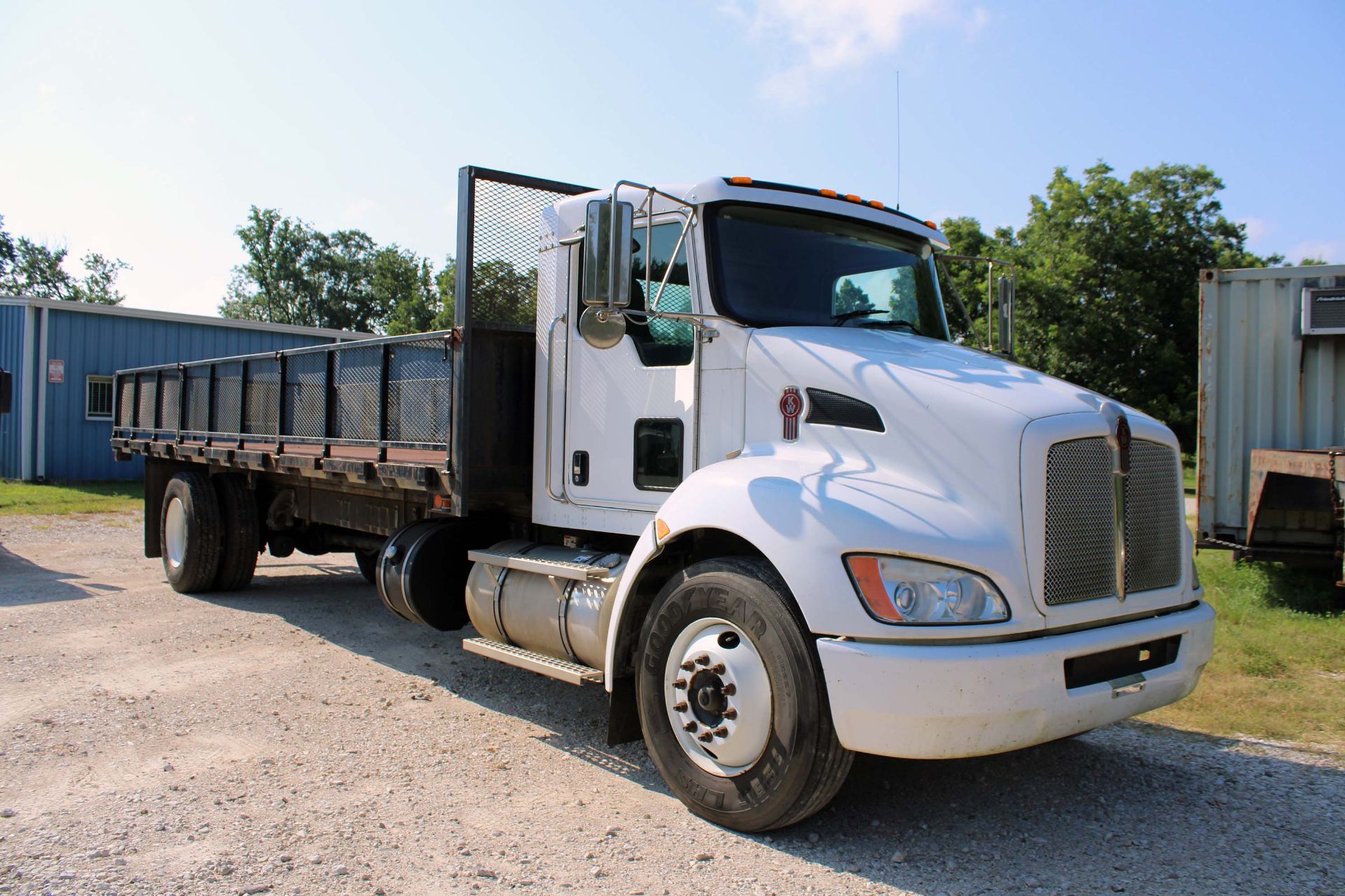 FLATBED TRUCK, 2012 KENWORTH, 26,000 lb. G.V.W.R., Perkins diesel engine, 24’ diamond plate bed w/ - Image 2 of 10