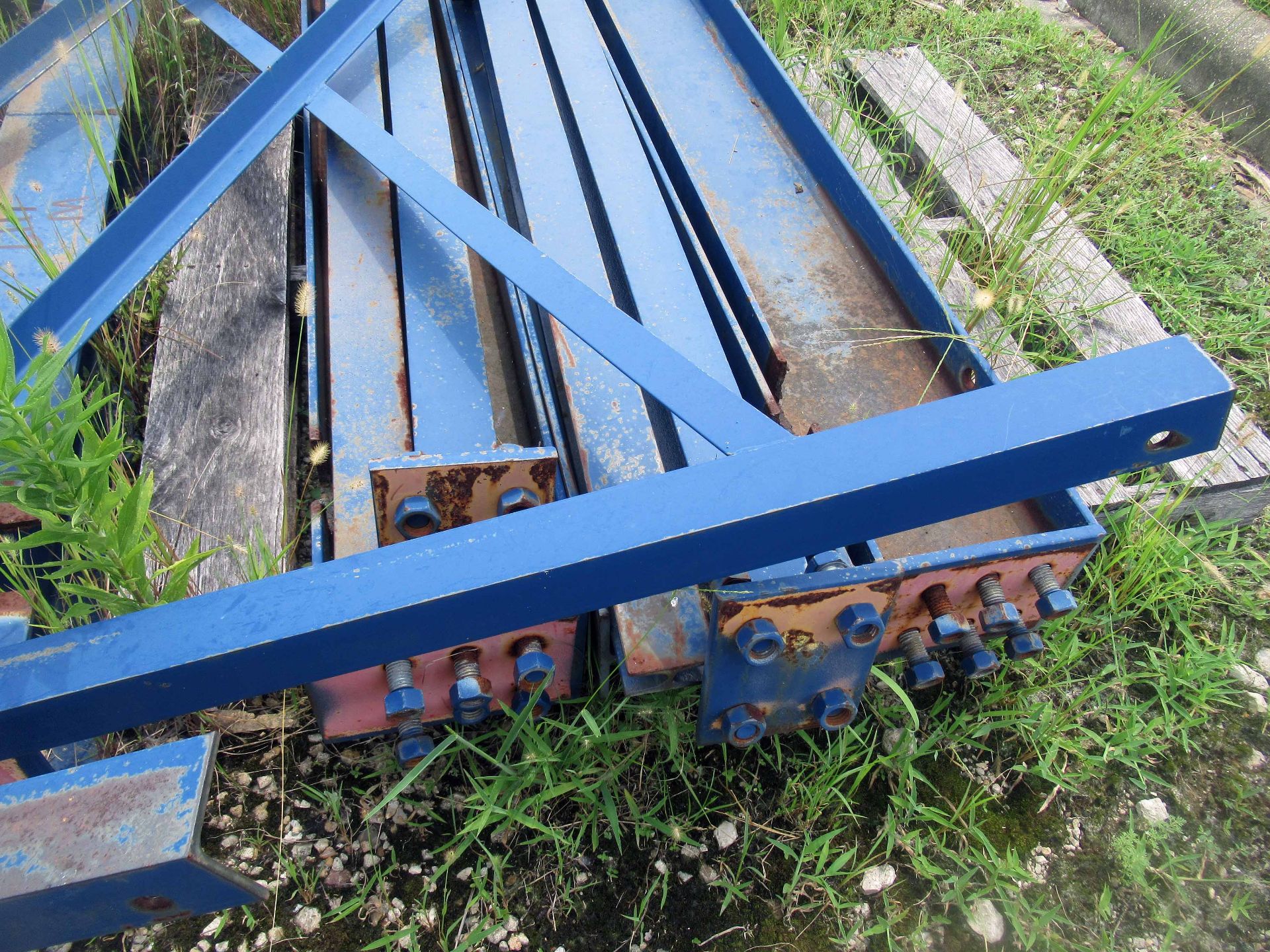 CANTILEVER RACK, (4) uprights, (4) arms, suppt. brackets (Located at: Enteq Upstream, 9302 Lambright - Image 3 of 4