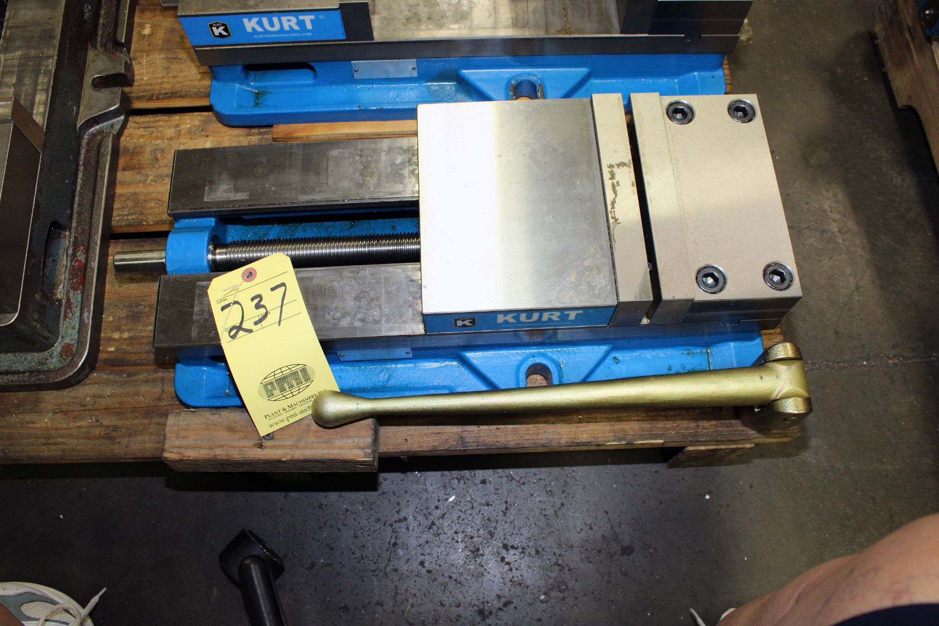 VISE, KURT 10", 9-3/4" jaw opening, 2-1/2" jaw height, 80,000 PSI max. clamping force
