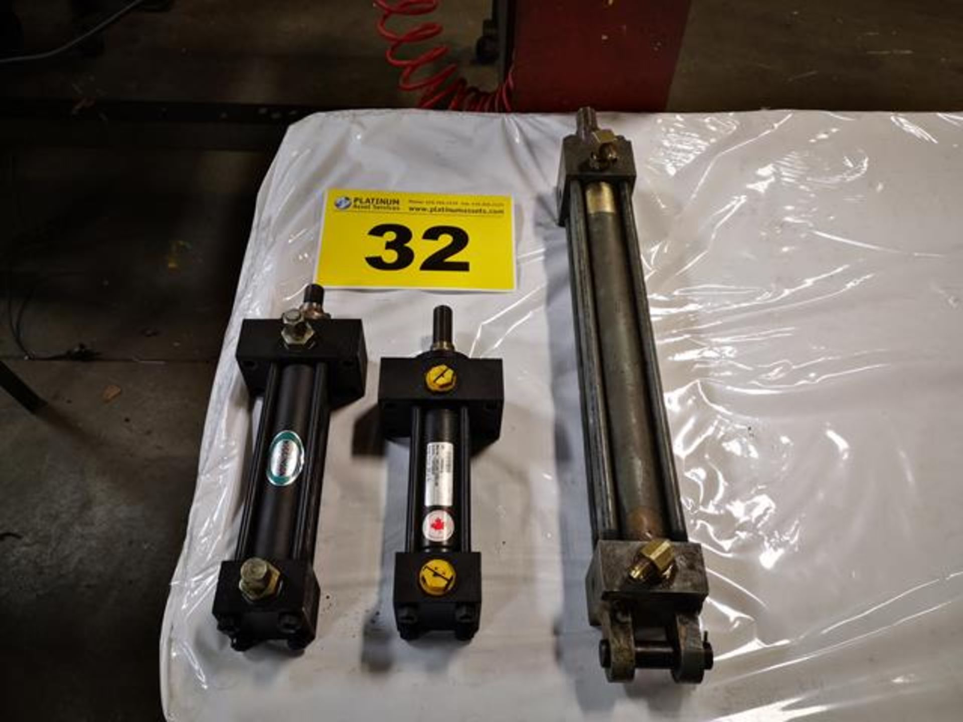 LOT OF ASSORTED HYDRAULIC CYLINDERS
