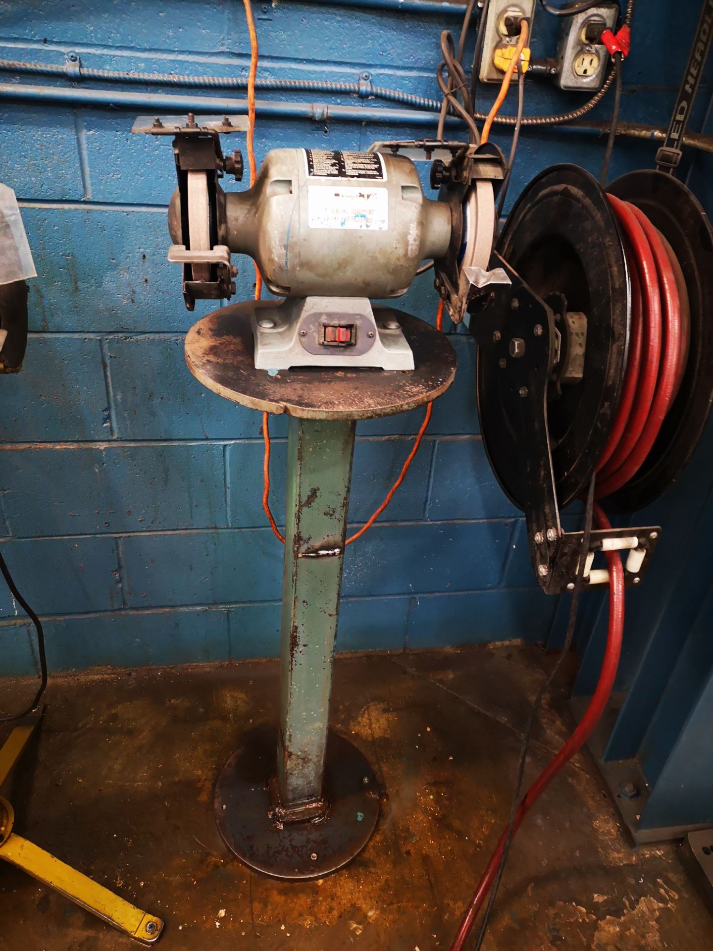 DELTA, 23-681, 6" BENCH TOP GRINDER ON STAND, 1/4 HP, 3500 RPM, 110V, S/N 23-681, (RIGGING $30)