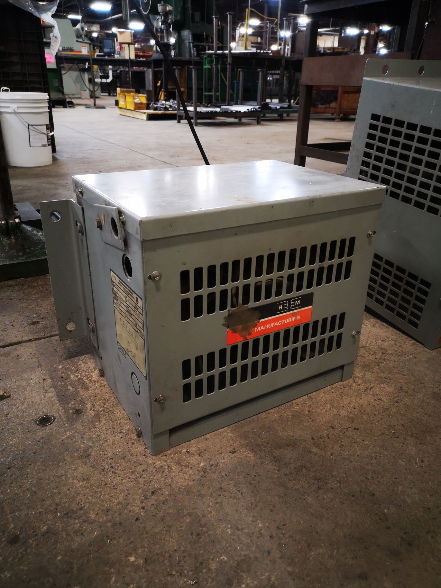 REX MANUFACTURING, 30 KVA, TRANSFORMER, 600 VOLT PRIMARY TO 480 VOLT SECONDARY, 30 KVA, 3 PHASE, S/N