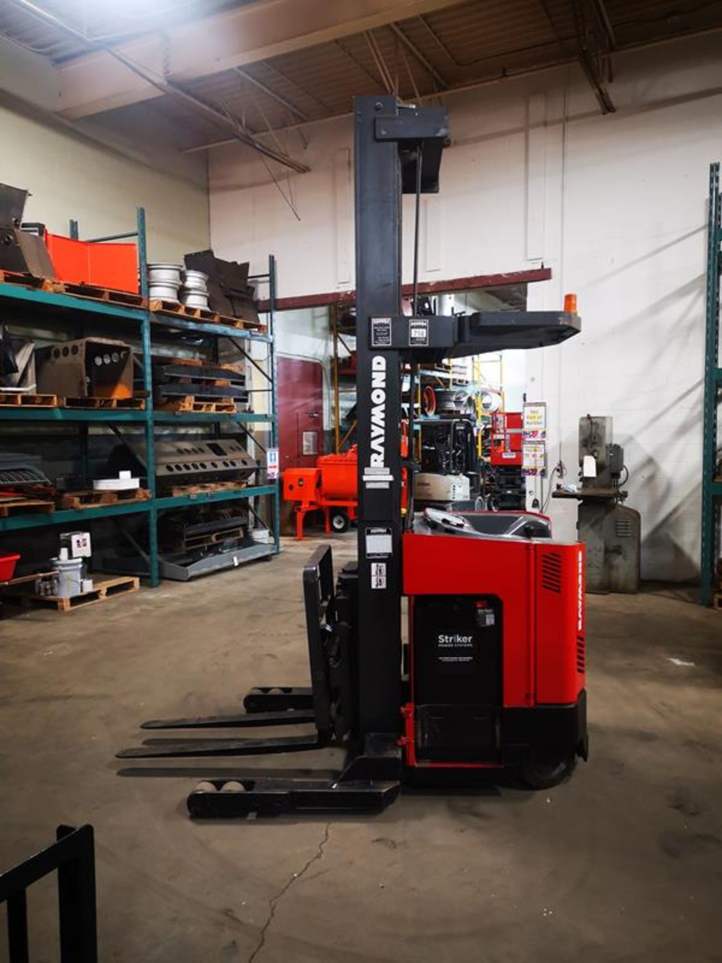 RAYMOND, EASI-R40TT, 4000 LBS, BATTERY POWERED REACH TRUCK, 3 STAGE MAST, 301" MAX LIFT, SIDE - Image 3 of 12