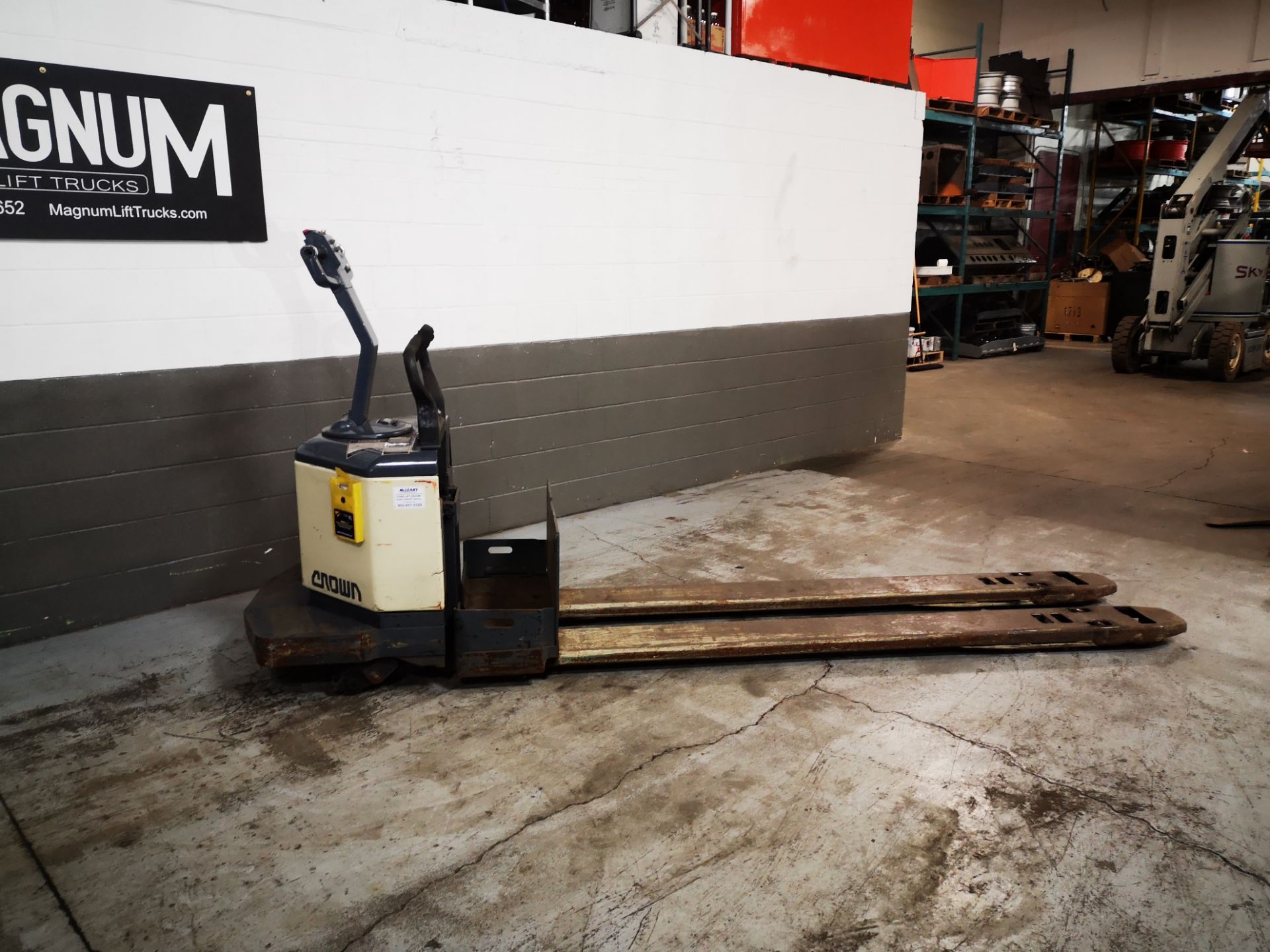 CROWN, PE3520-60, 6000 LBS., BATTERY POWERED PALLET TRUCK, SOLID CUSHION TIRES, 28" W X 96" L FORKS, - Image 2 of 6