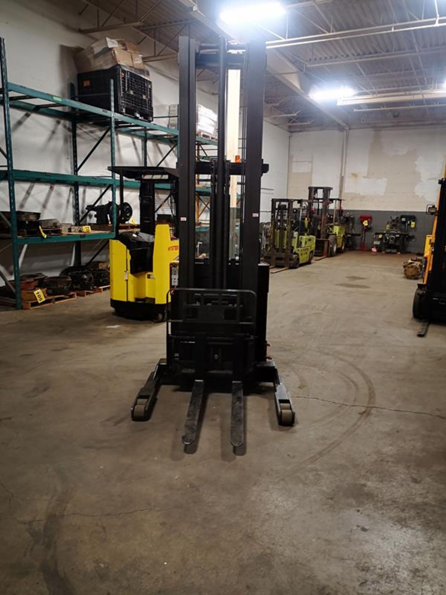 RAYMOND, EASI-R40TT, 4000 LBS, BATTERY POWERED REACH TRUCK, 3 STAGE MAST, 301" MAX LIFT, SIDE - Image 2 of 12