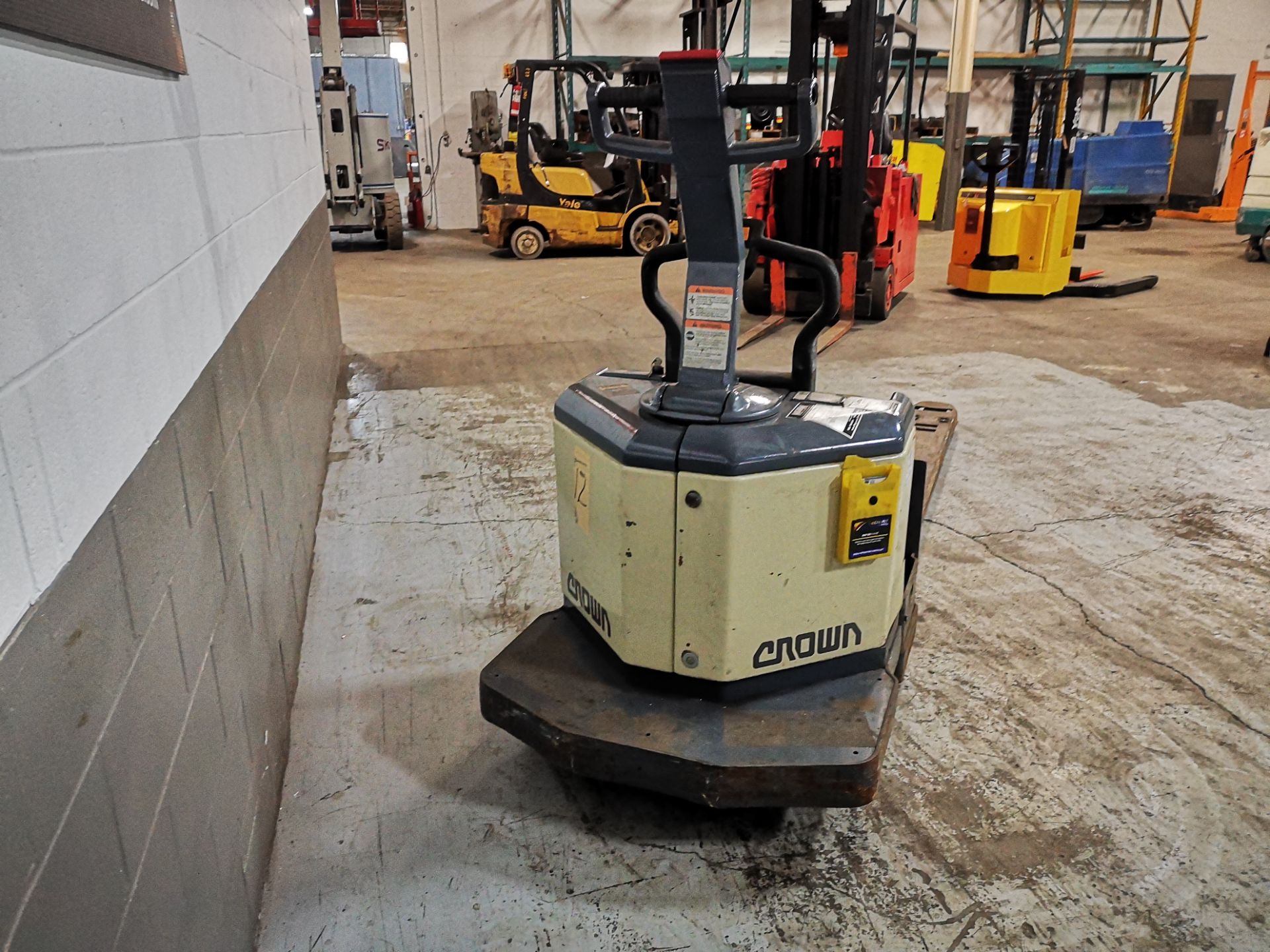 CROWN, PE3520-60, 6000 LBS., BATTERY POWERED PALLET TRUCK, SOLID CUSHION TIRES, 28" W X 96" L FORKS, - Image 3 of 6