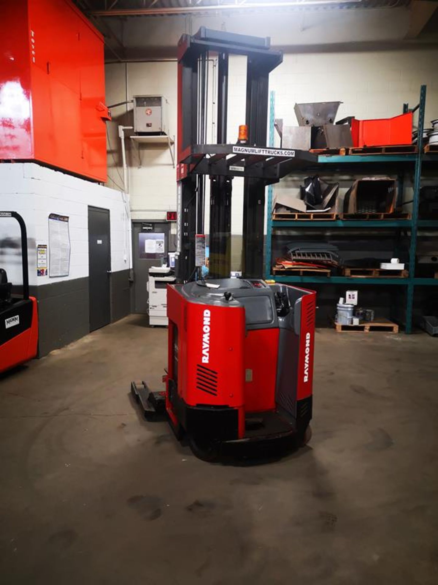 RAYMOND, EASI-R40TT, 4000 LBS, BATTERY POWERED REACH TRUCK, 3 STAGE MAST, 301" MAX LIFT, SIDE - Image 5 of 12