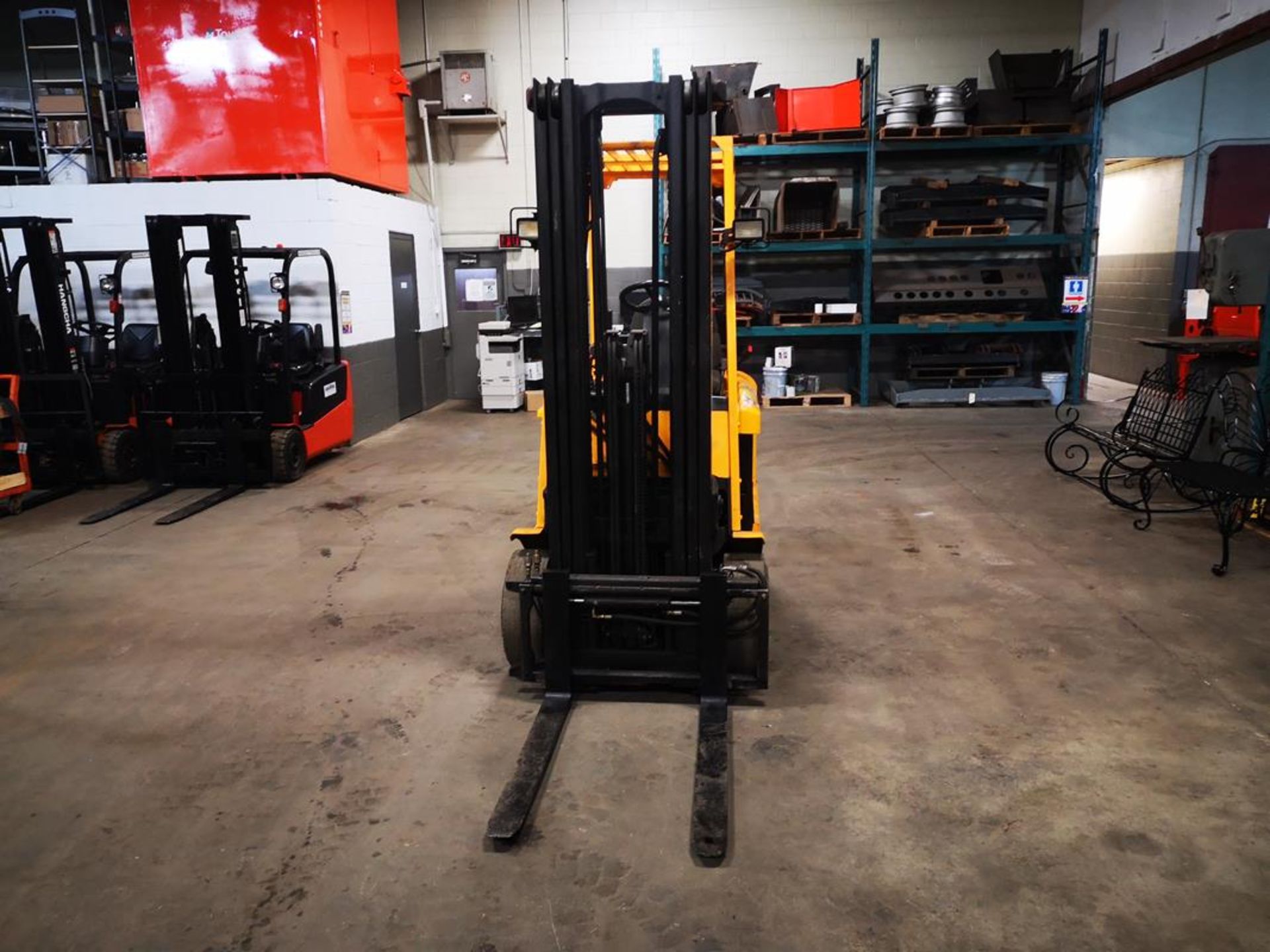 HYSTER, E60XM2-33, 3500 LBS, FORKLIFT, 3 STAGE MAST, 211" MAX LIFT, SIDE SHIFT, CARTON CLAMP - Image 6 of 10