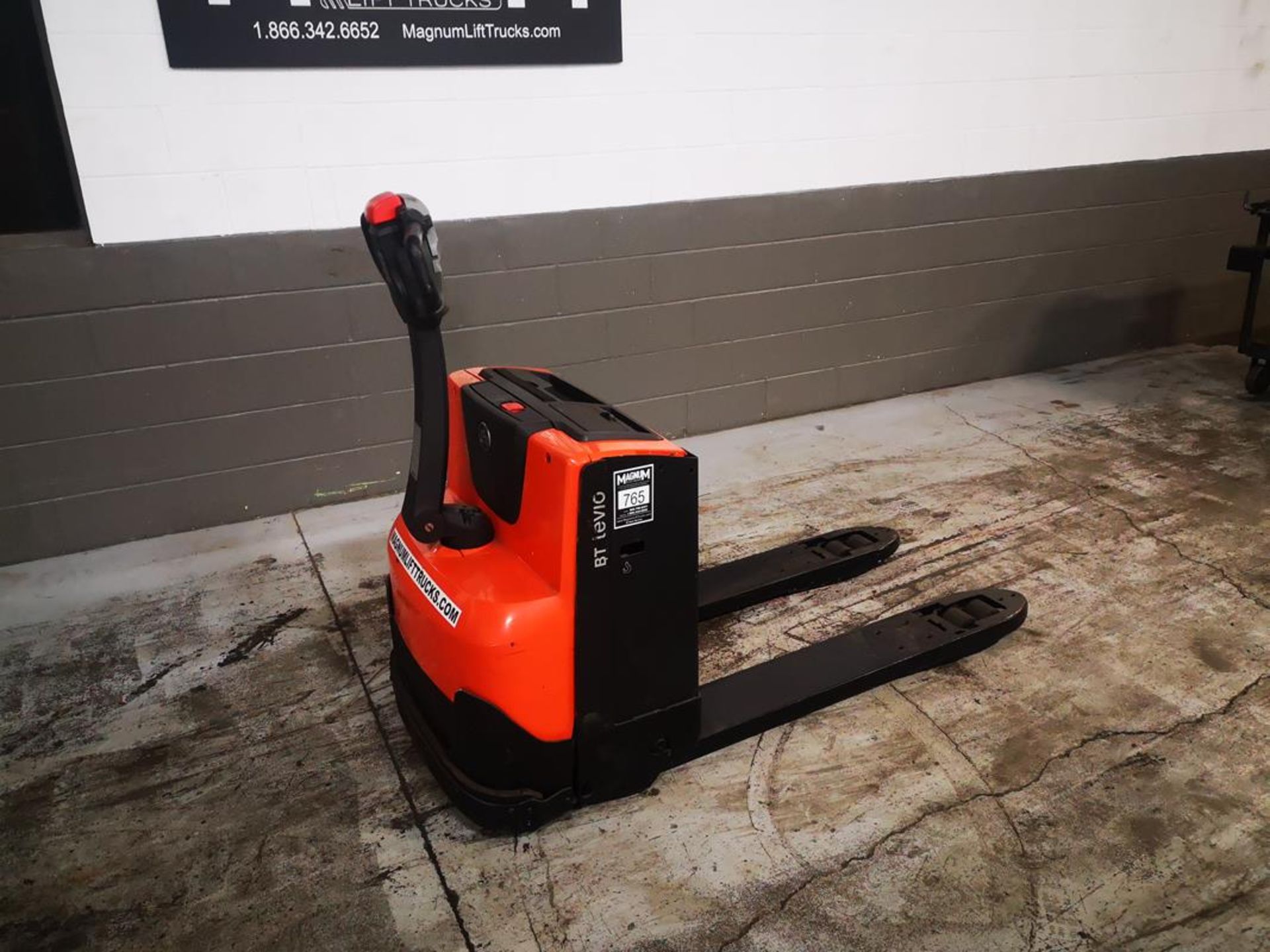 BT LEVIO PRODUCTS, LWE200, 4400 LBS, BATTERY POWERED PALLET TRUCK, SOLID CUSHION TIRES, 27" W X - Image 2 of 10