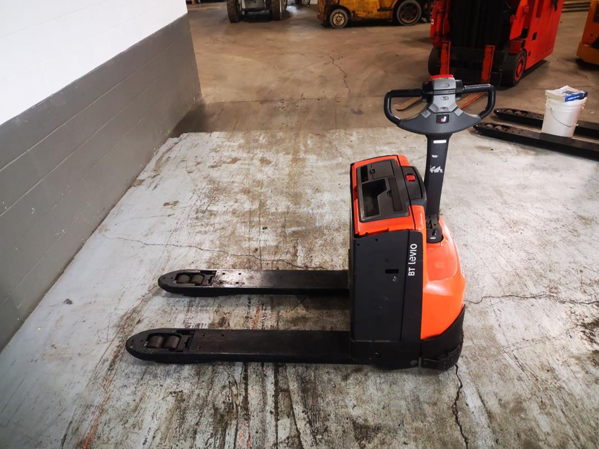 BT LEVIO PRODUCTS, LWE200, 4400 LBS, BATTERY POWERED PALLET TRUCK, SOLID CUSHION TIRES, 27" W X - Image 4 of 10