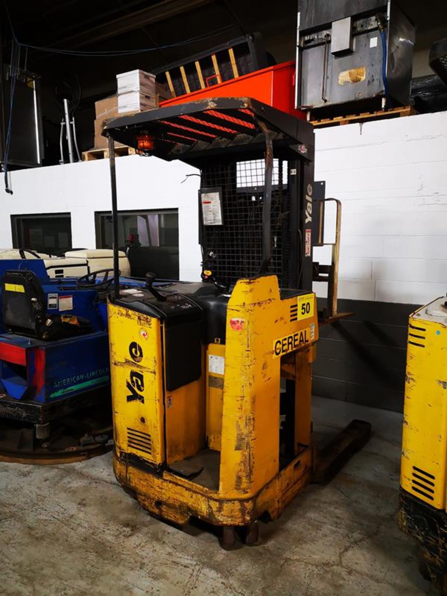 YALE, NR035AENL36TE089, 3500 LBS., BATTERY POWERED REACH TRUCK - Image 3 of 7