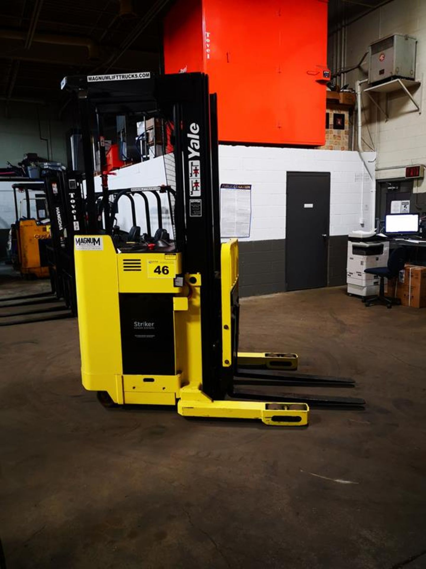 YALE, NR045ADNL36TE101, 4000 LBS., BATTERY POWERED REACH LIFT