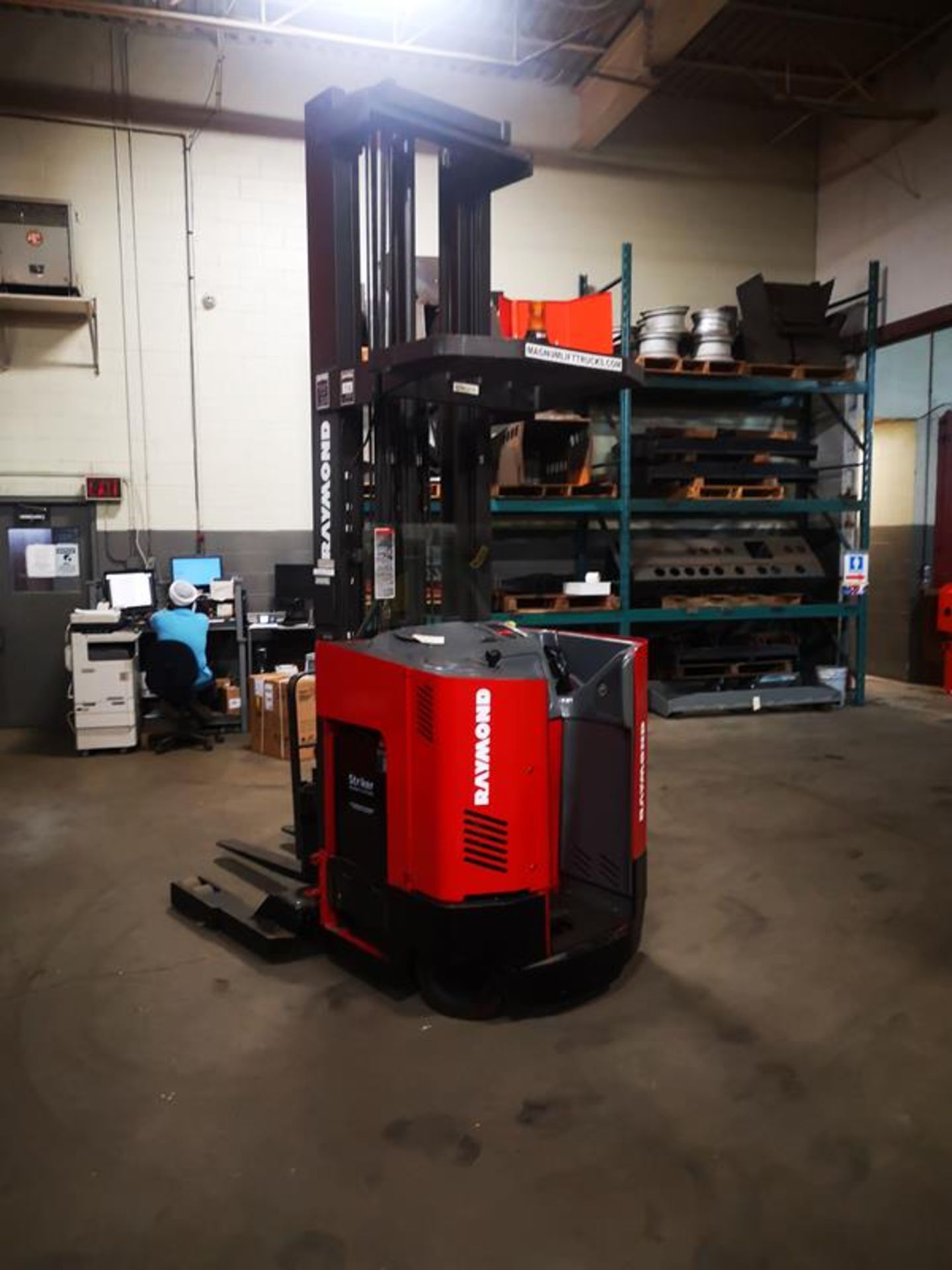 RAYMOND, EASI-R40TT, 4000 LBS, BATTERY POWERED REACH TRUCK, 3 STAGE MAST, 301" MAX LIFT, SIDE - Image 4 of 12