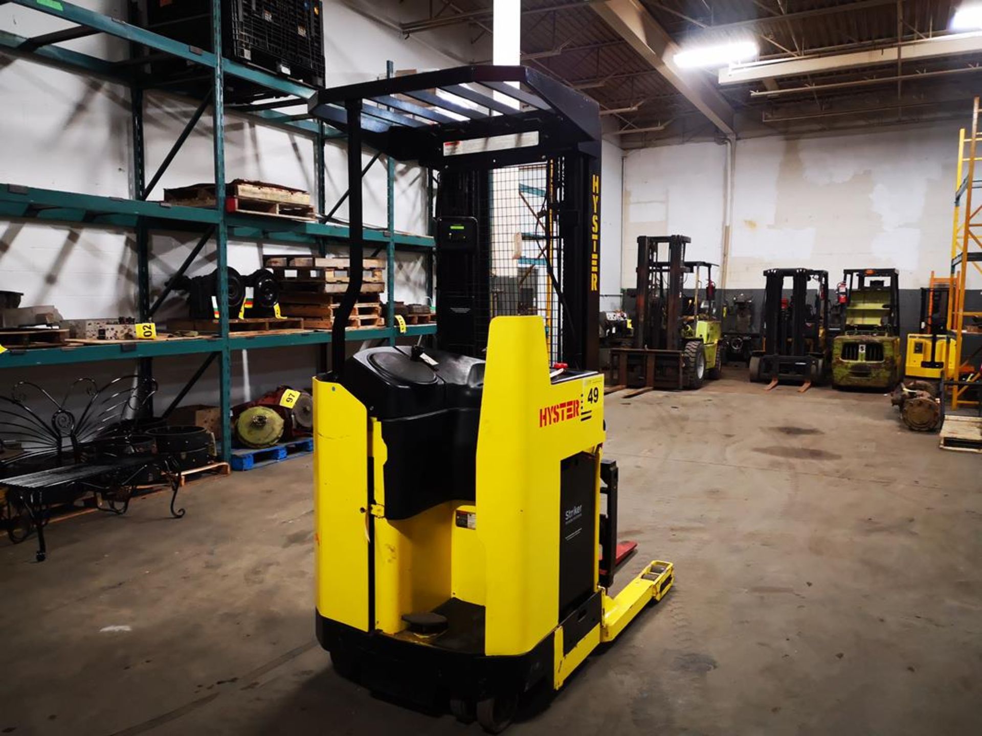 HYSTER, N40XMR2, 3750 LBS., BATTERY POWERED REACH TRUCK, 3 STAGE MAST, 212" MAX LIFT, 42" FORKS, - Image 4 of 13