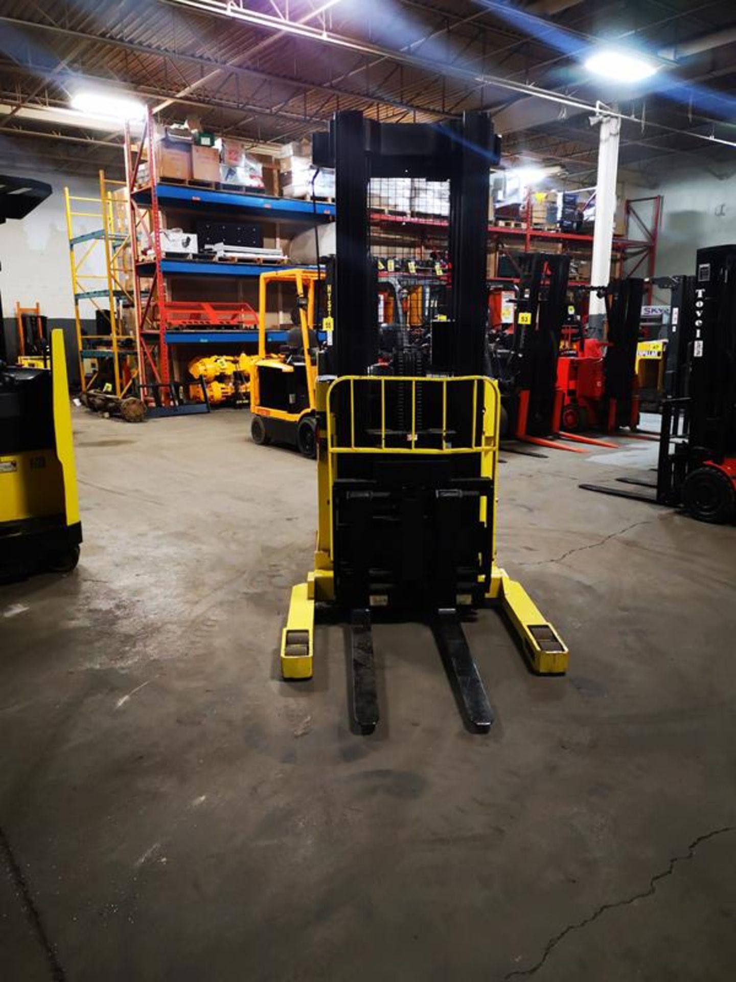 YALE, NR045ADNL36TE101, 4000 LBS., BATTERY POWERED REACH LIFT - Image 3 of 9