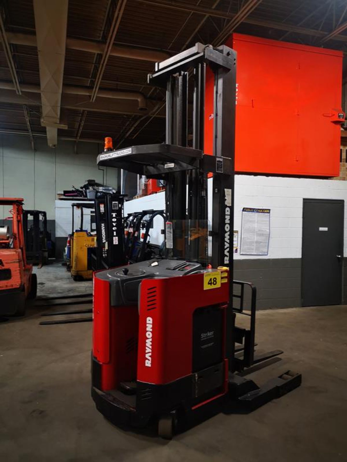 RAYMOND, EASI-R40TT, 4000 LBS, BATTERY POWERED REACH TRUCK, 3 STAGE MAST, 301" MAX LIFT, SIDE - Image 6 of 12