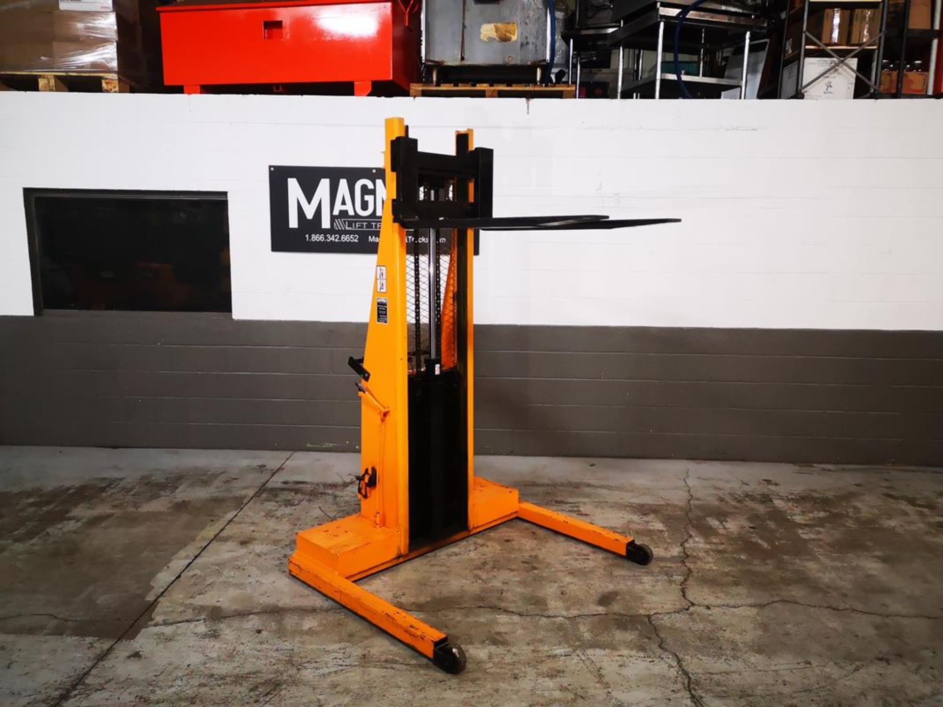 LIFT-RITE, L68, 2000 LBS., BATTERY POWERED, PALLET STACKER - Image 5 of 6